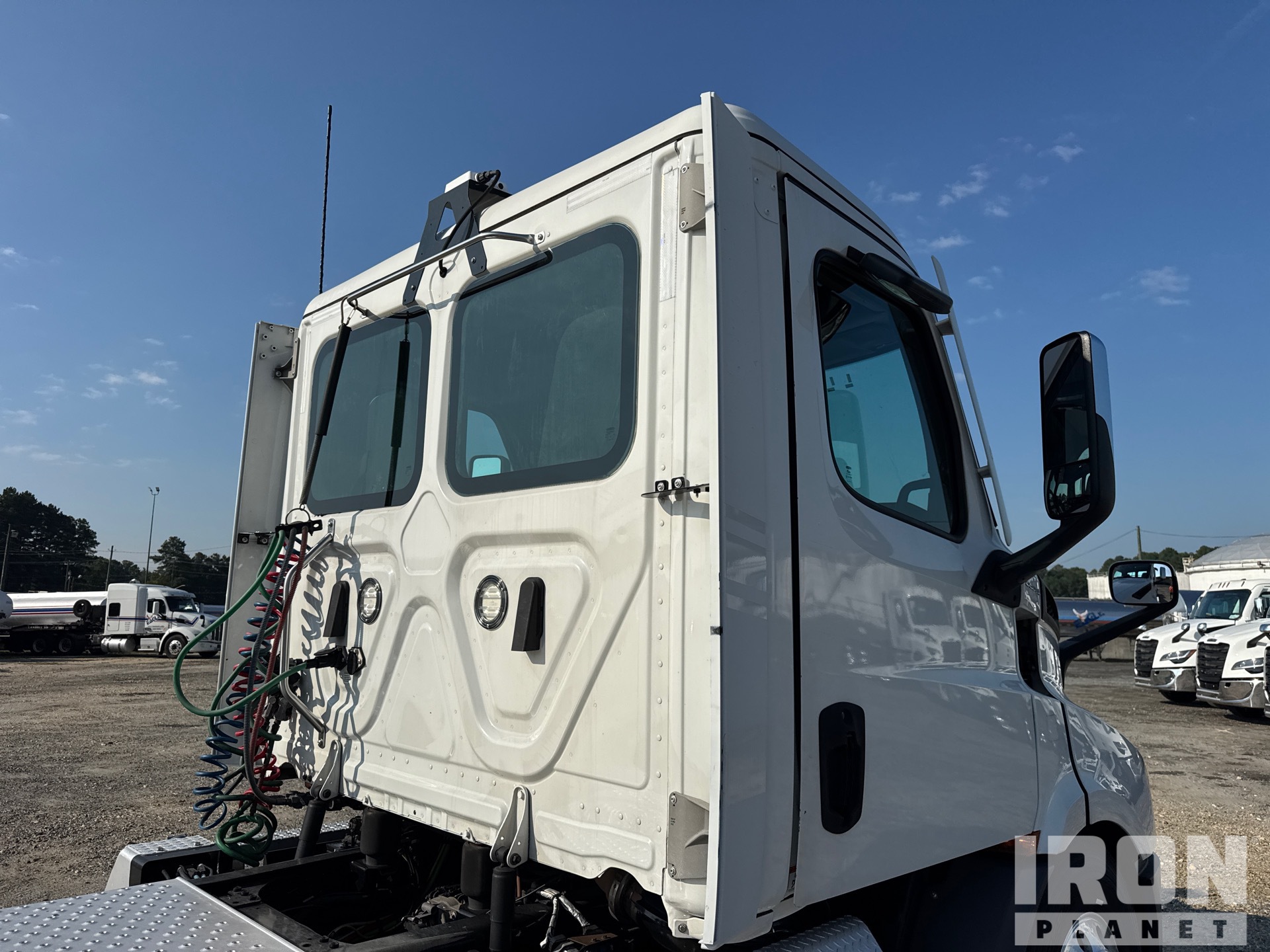 2021 Freightliner CASCADIA 126