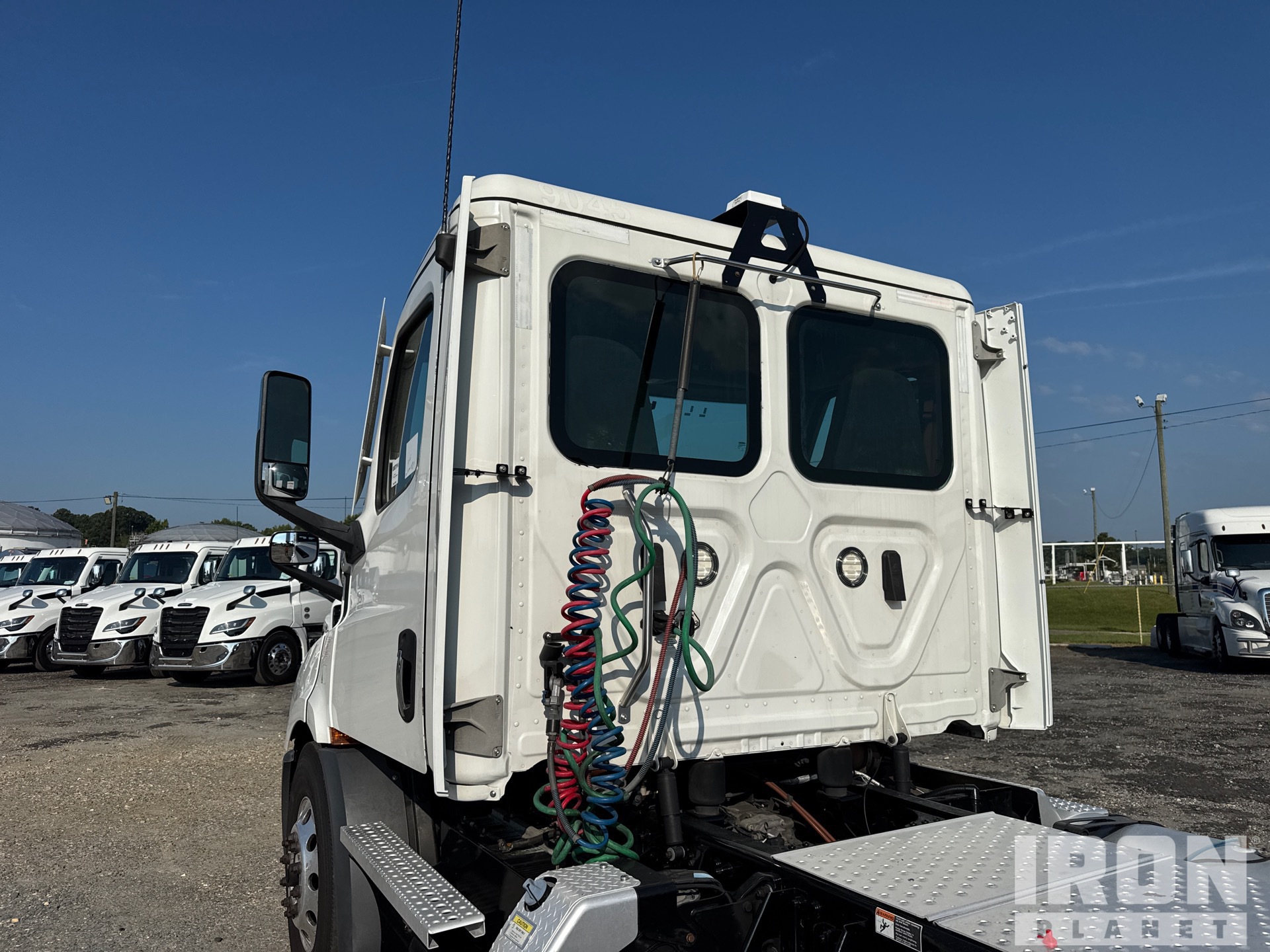 2021 Freightliner CASCADIA 126