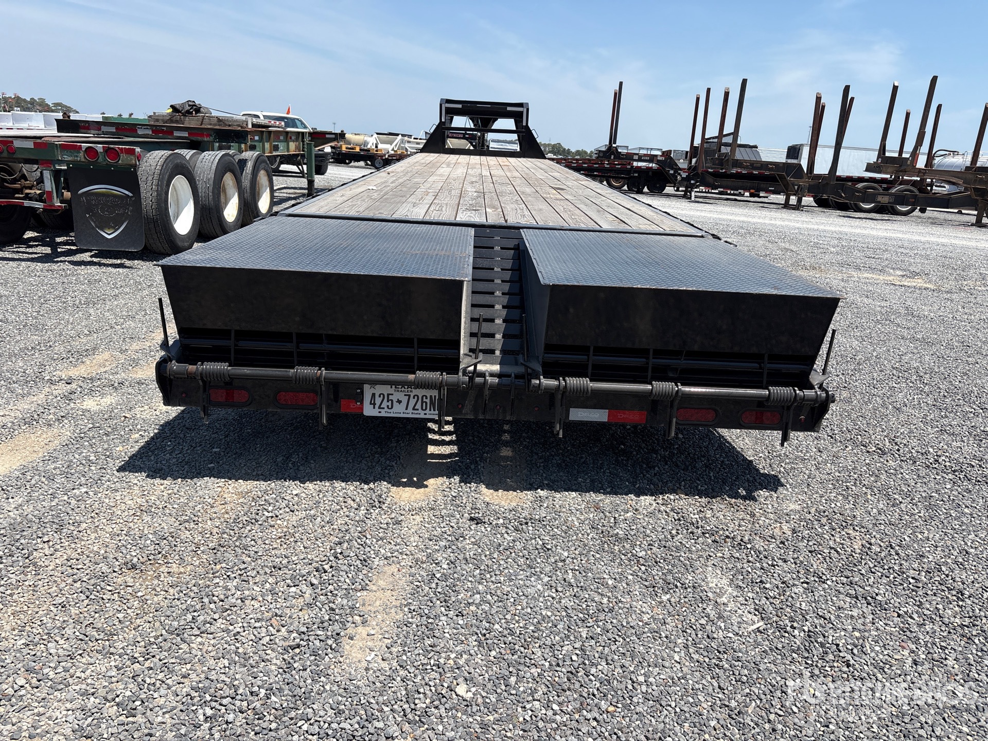 2026 Delco 40 ft T/A Gooseneck