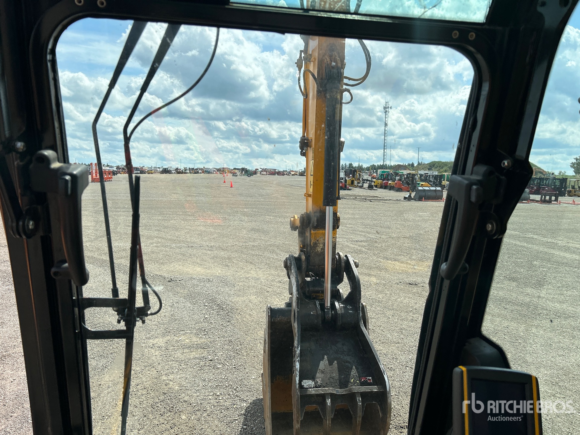 2016 JCB JS190 LC
