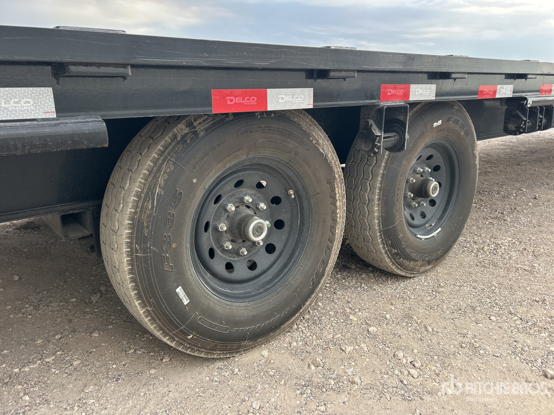 2026 Delco 40 ft T/A Gooseneck
