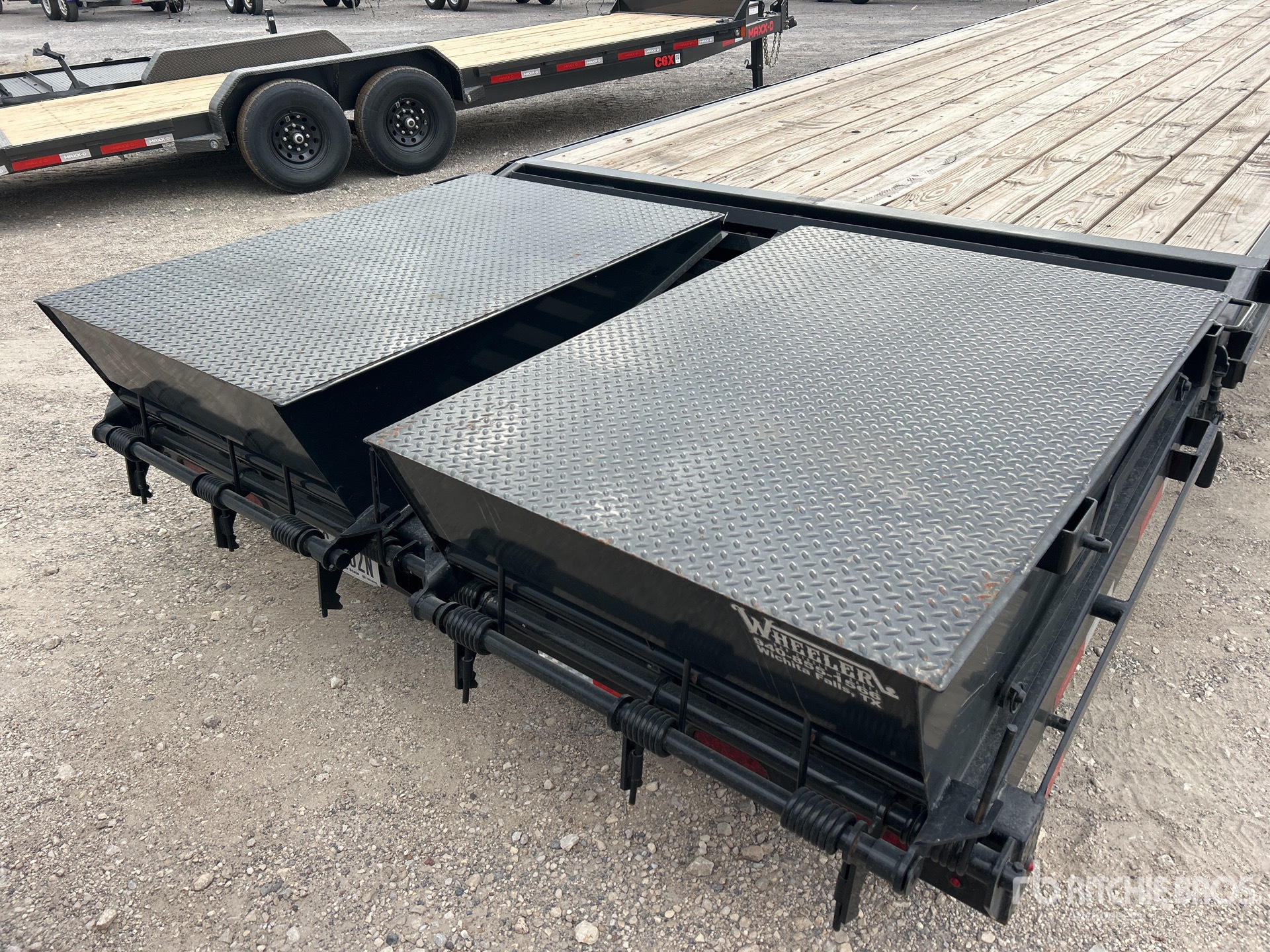 2026 Delco 40 ft T/A Gooseneck