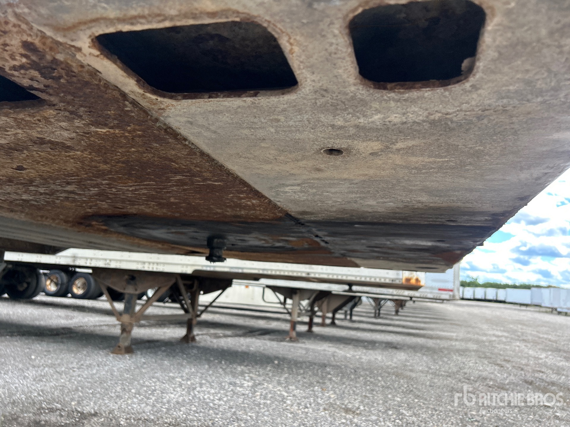 2013 Vanguard 53 FT X 102 IN T/A