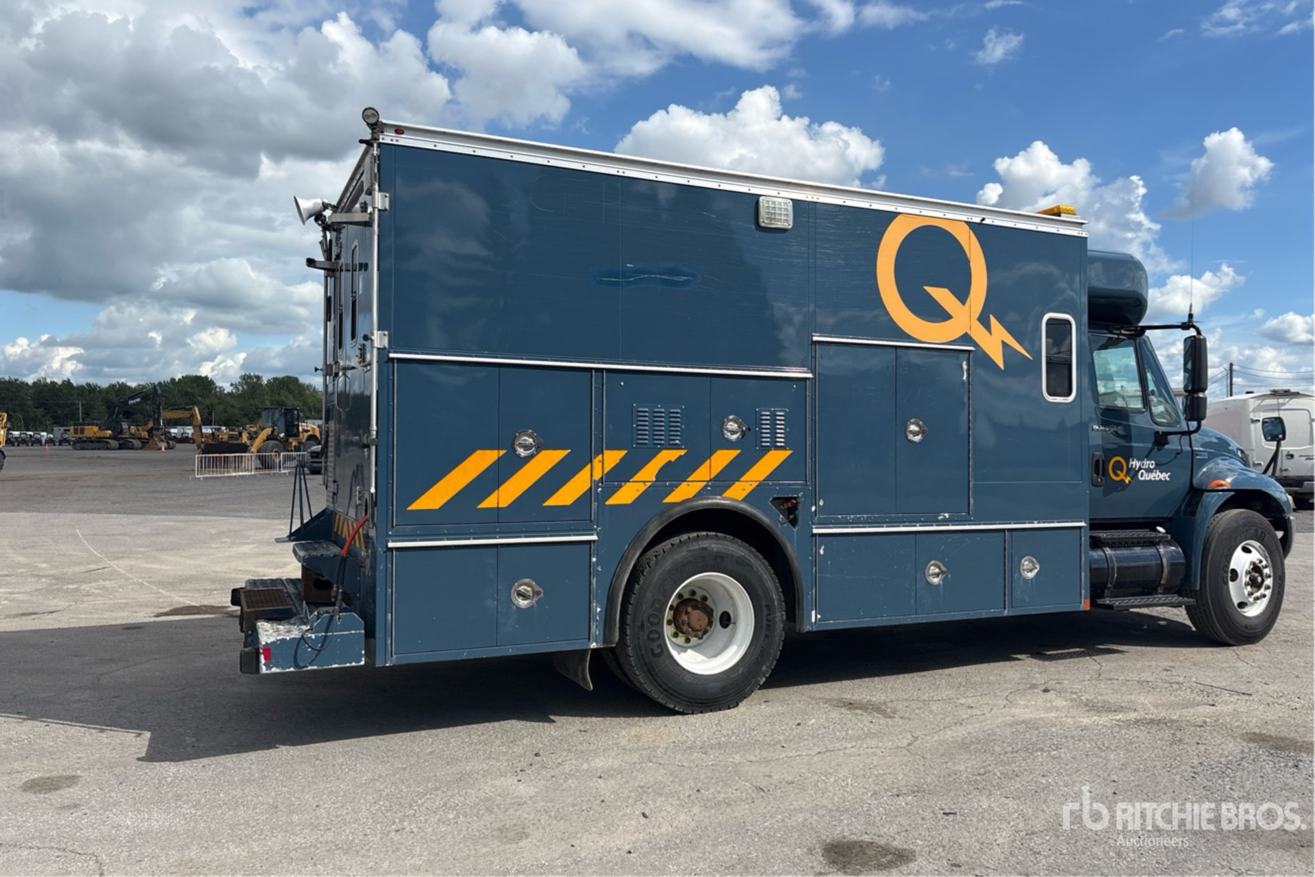 2011 International 4300 SBA