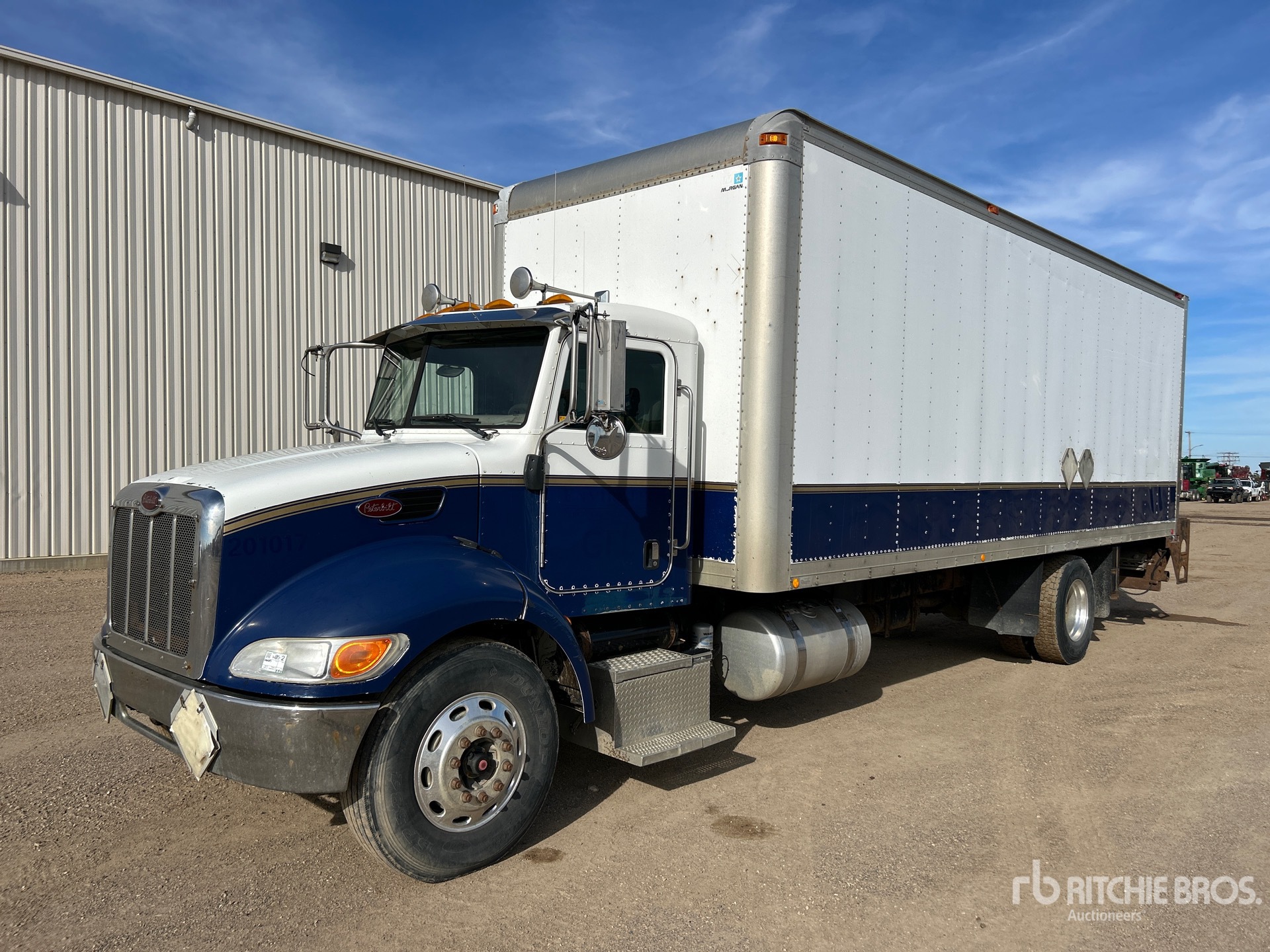 Photo of 2006 Peterbilt 335