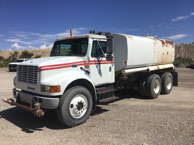 2001 International 4900 4000 gal 6x4 Water Truck