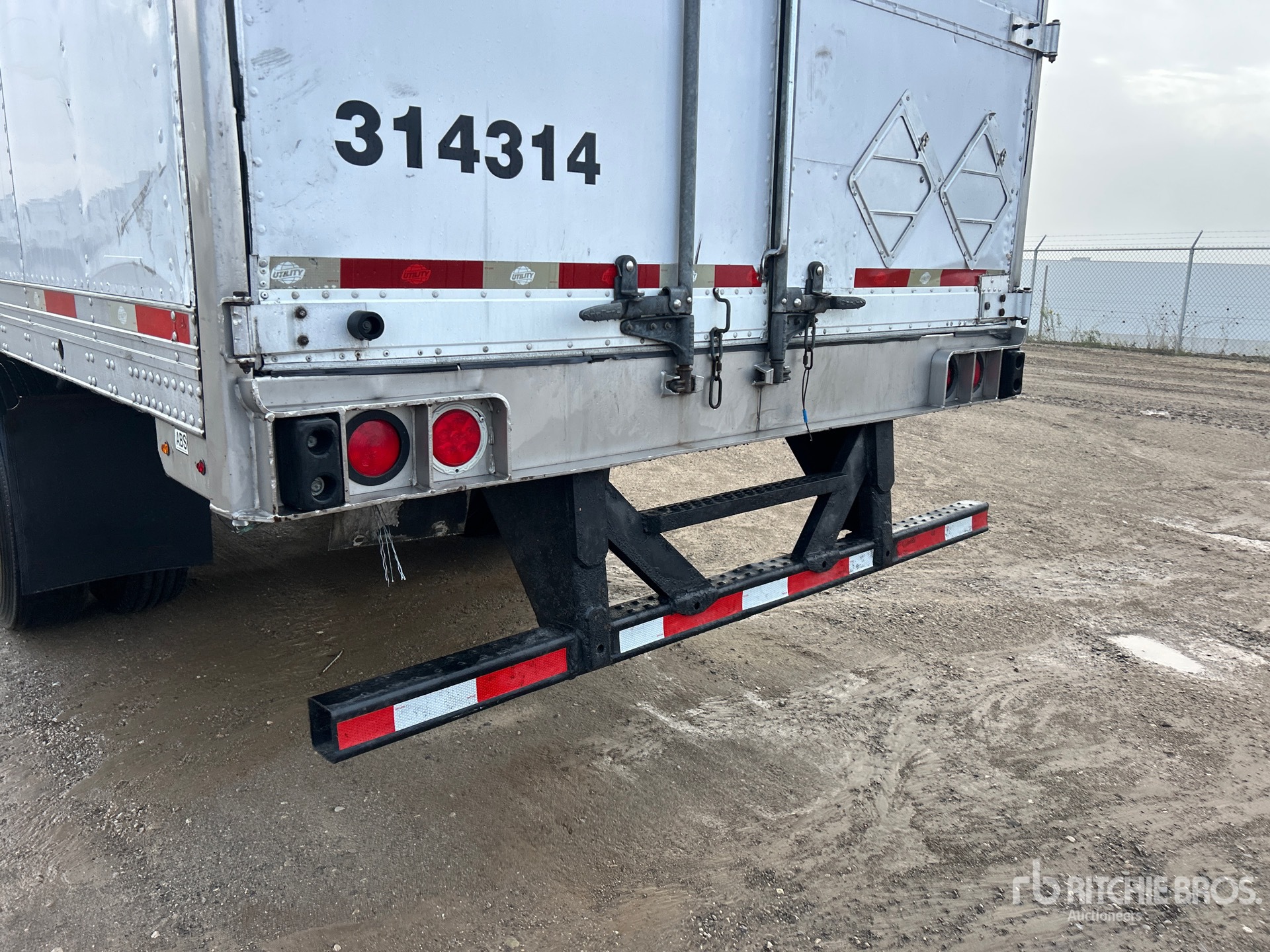 2014 Utility 53 FT T/A