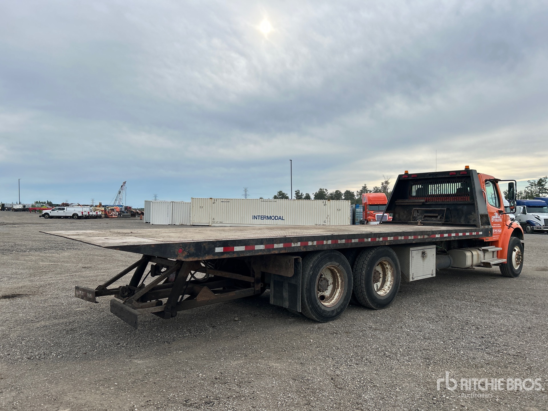 2004 Freightliner M2106