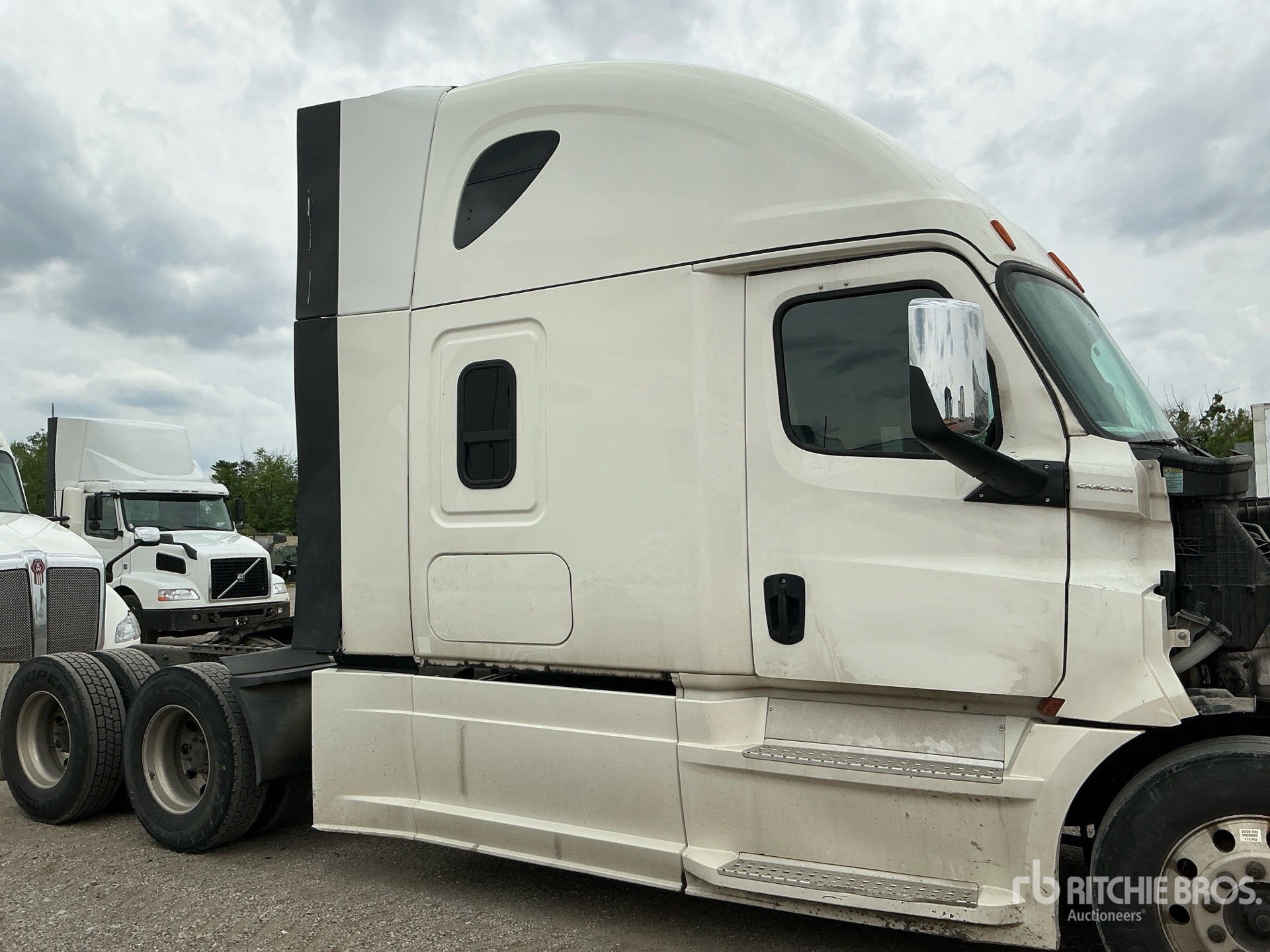 2020 Freightliner CASCADIA 126