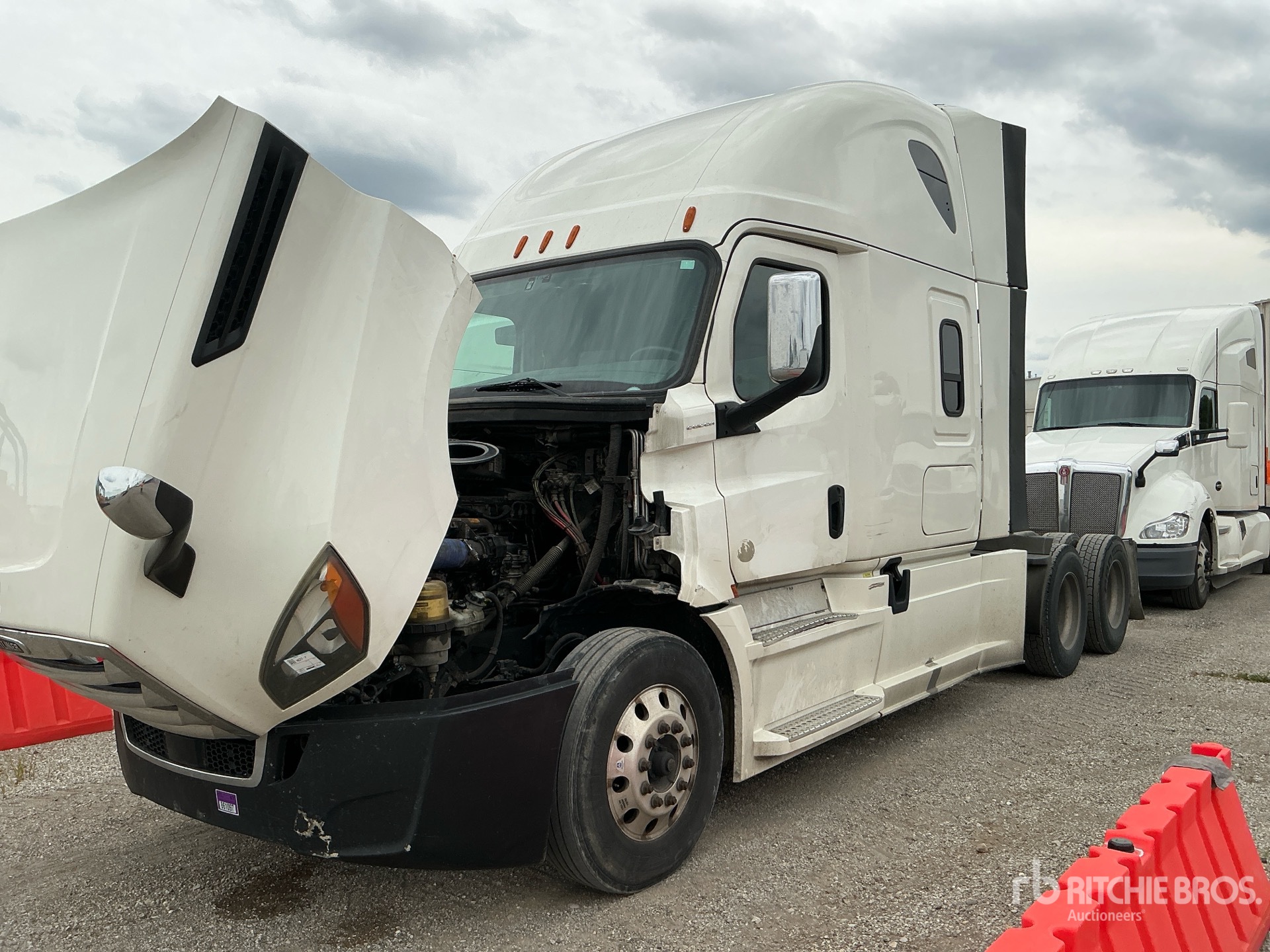 2020 Freightliner CASCADIA 126