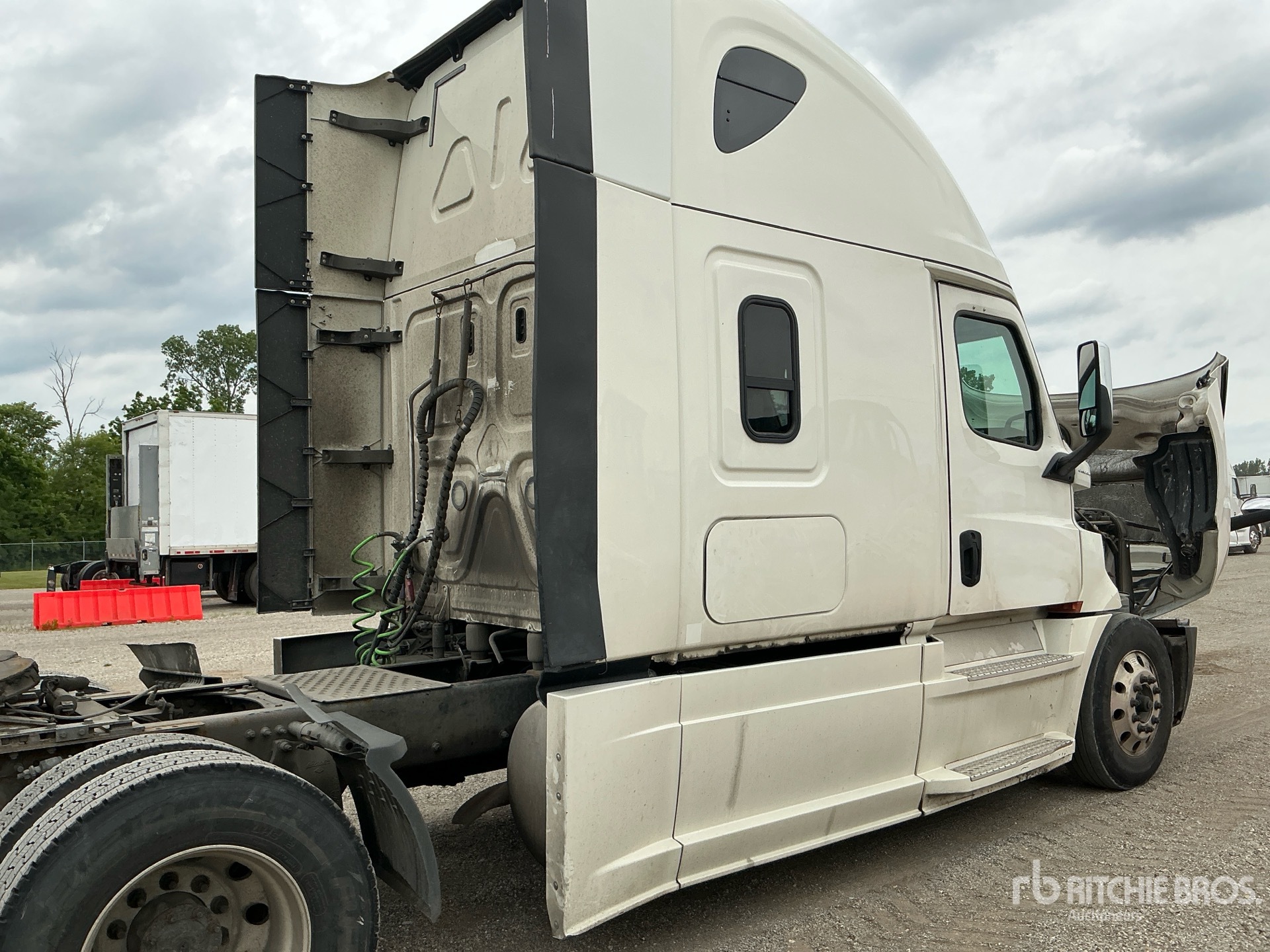 2020 Freightliner CASCADIA 126