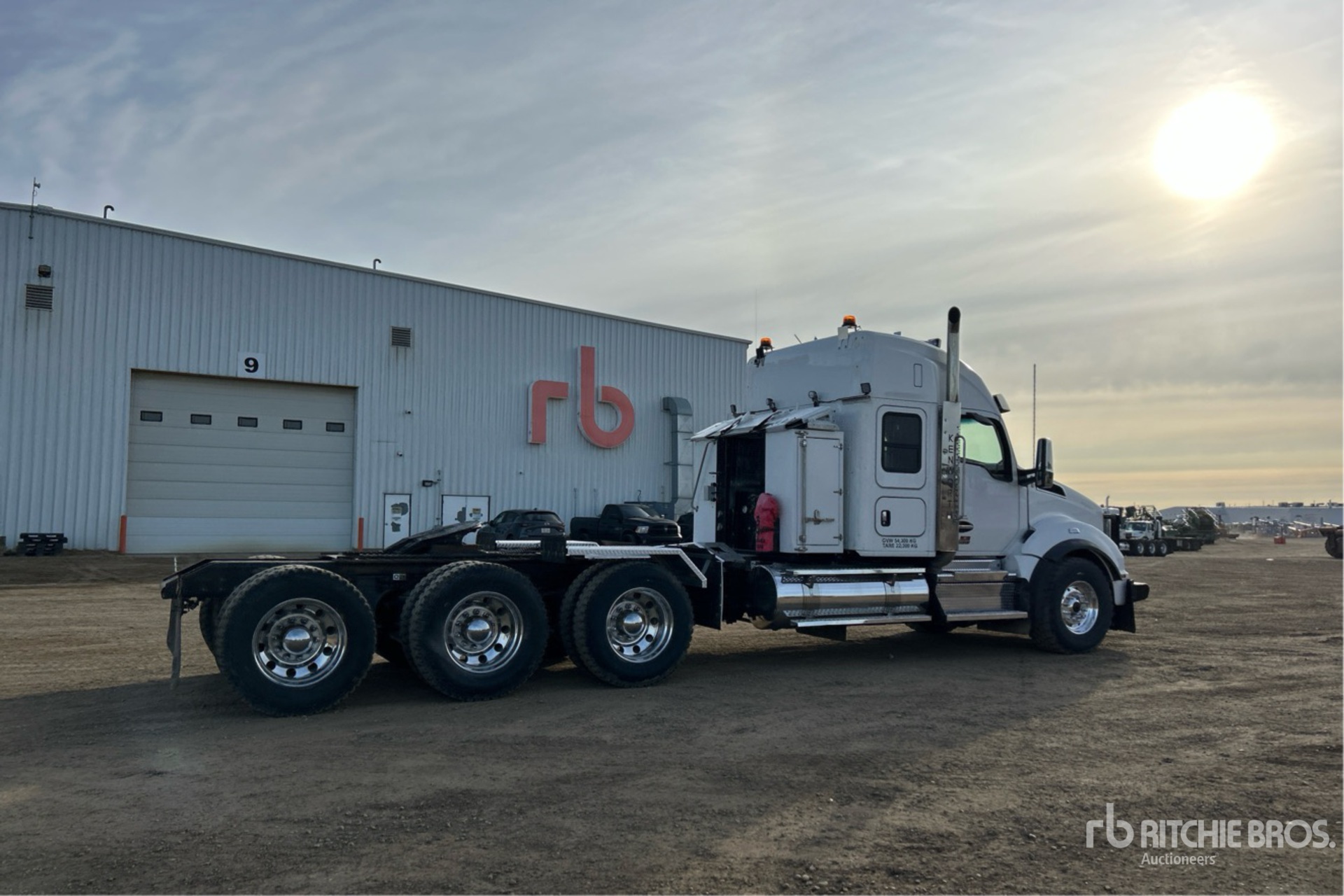 2023 Kenworth T880