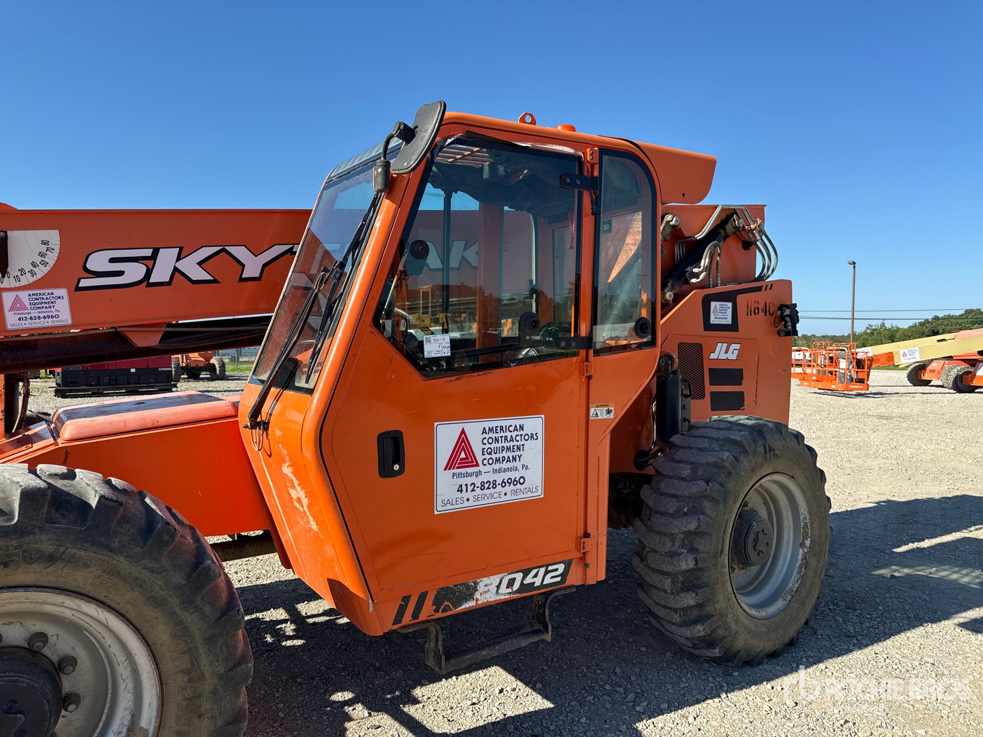 2016 JLG 8042