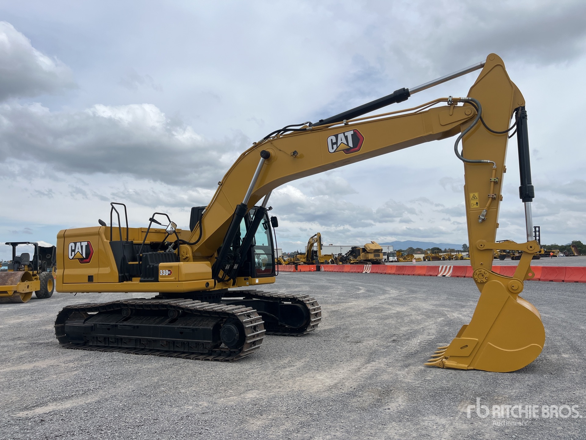 2024 Caterpillar 330 GC