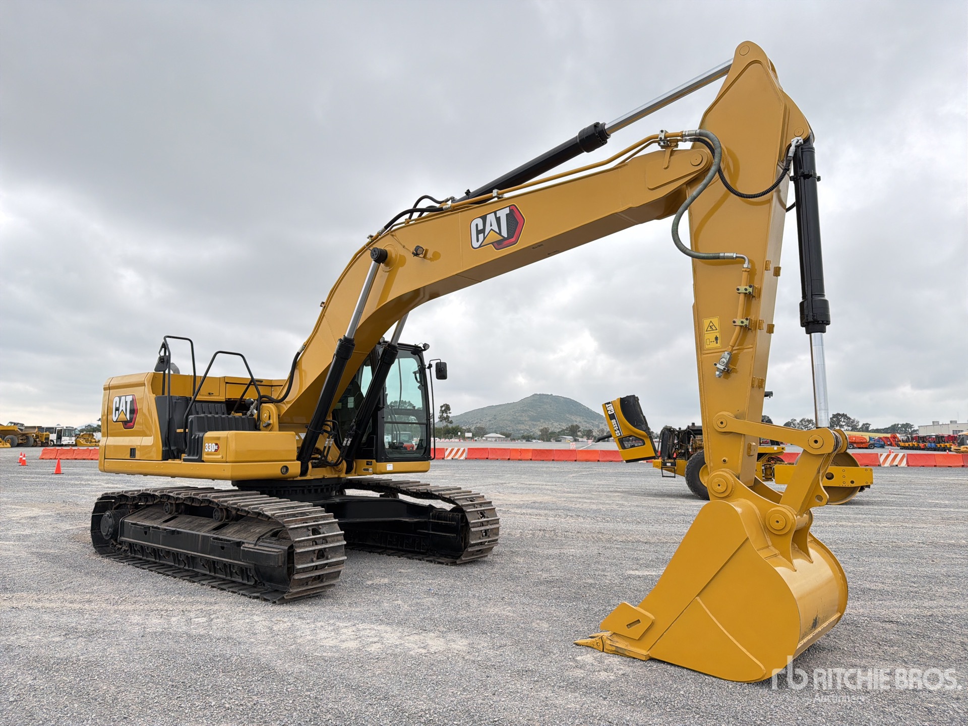 2024 Caterpillar 330 GC