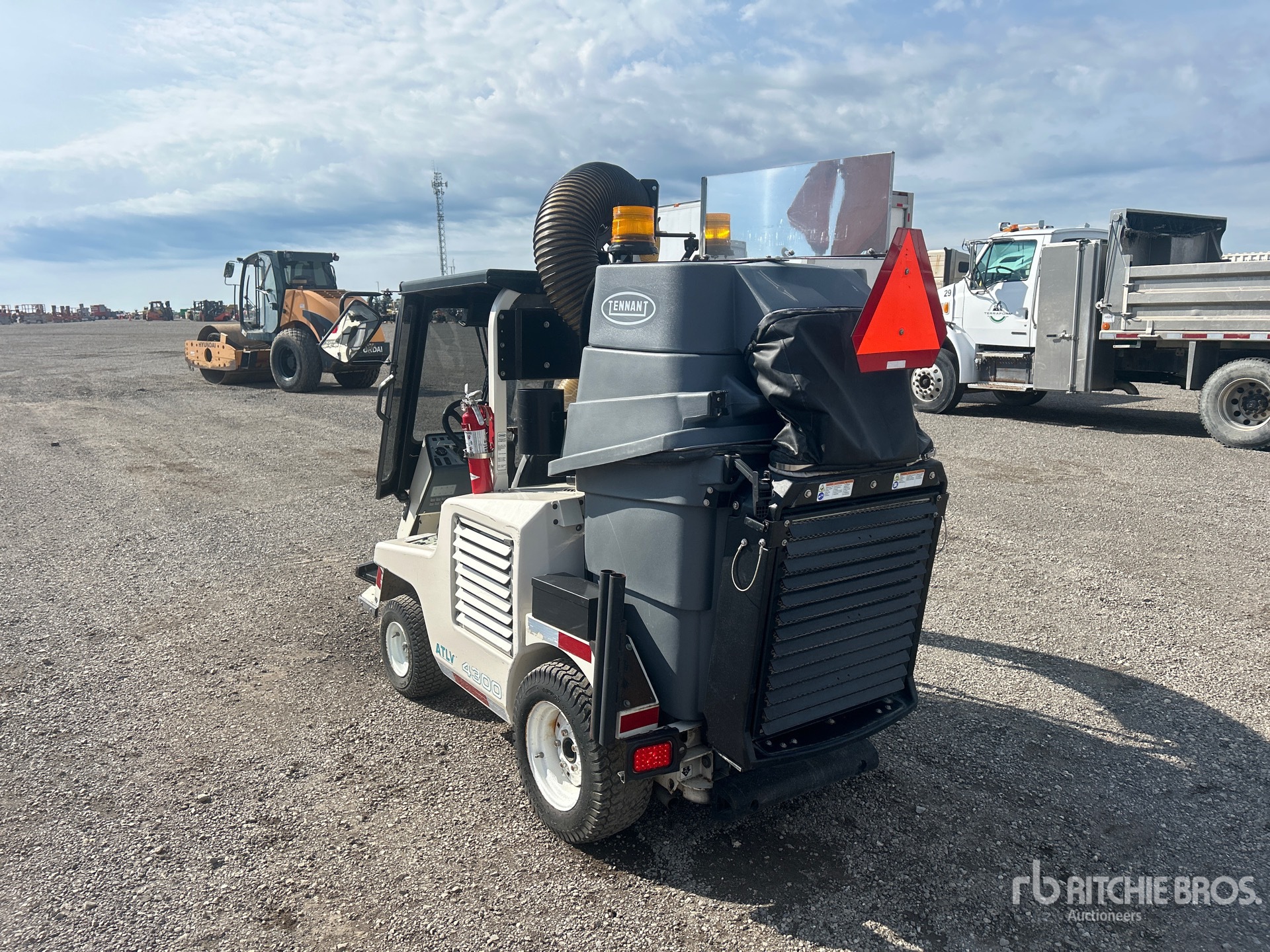 2013 Tennant  RIDE-ON LITTER