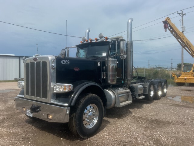 2022 Peterbilt 389 8x4 Tri/A Day Cab Truck Tractor 2022 Peterbilt 389 8x4 Tri/A Day Cab Truck Tractor