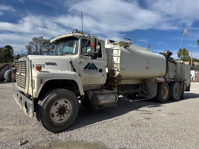 1996 Ford LT9000 2000 gal 6x4 Fuel and Lube Truck 1996 Ford LT9000 2000 gal 6x4 Fuel and Lube Truck