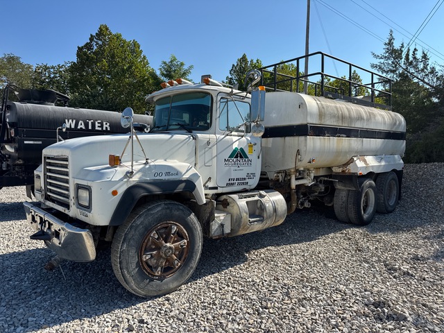 1995 Mack RD688S 6x4 Water Truck 1995 Mack RD688S 6x4 Water Truck