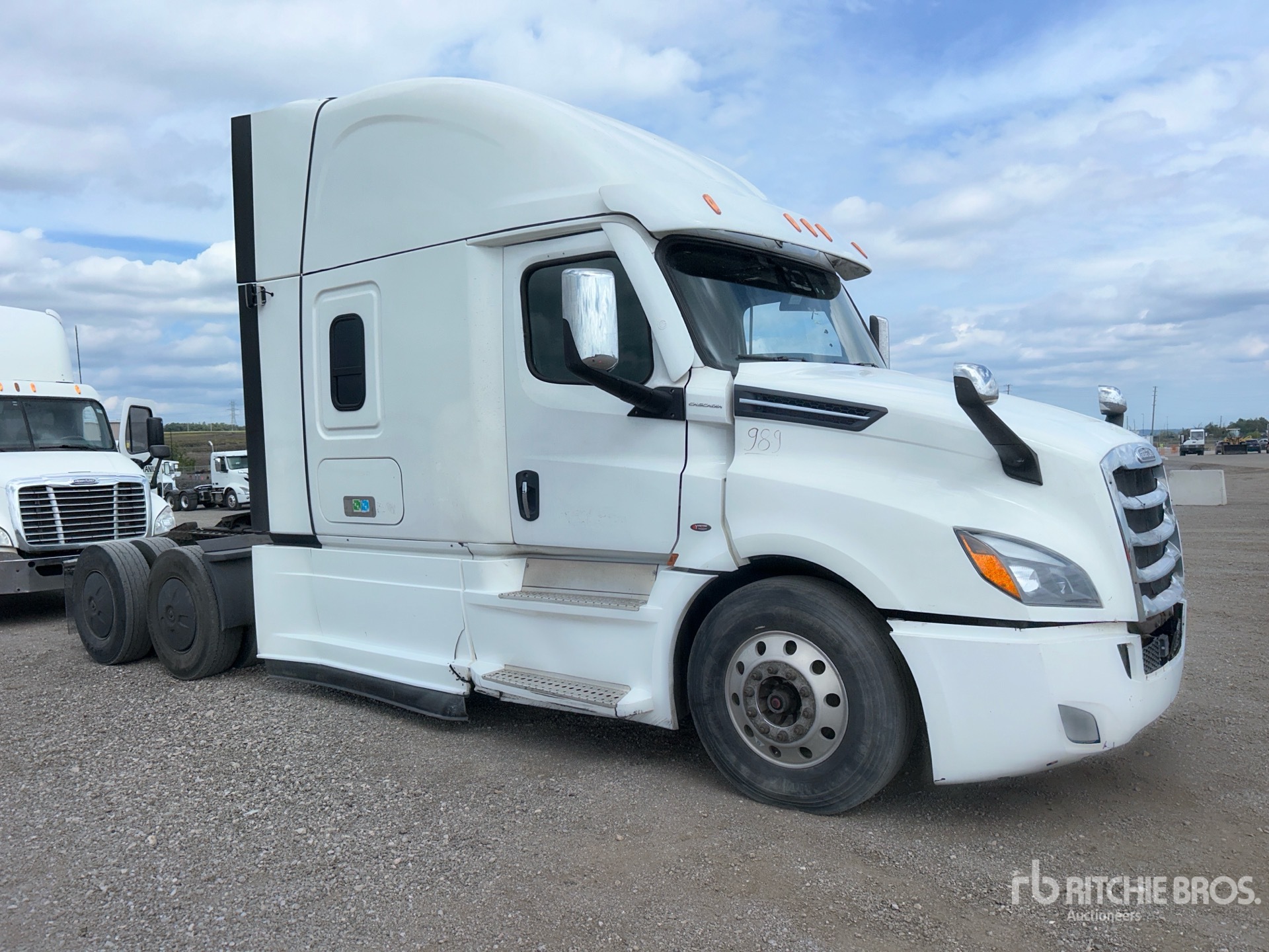 2020 Freightliner CASCADIA 126