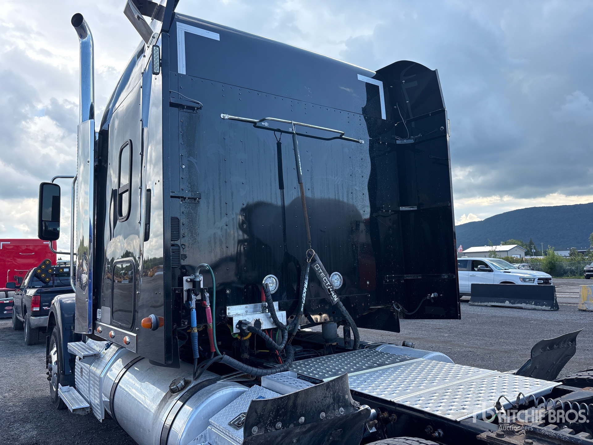 2022 Freightliner CORONADO 122SD