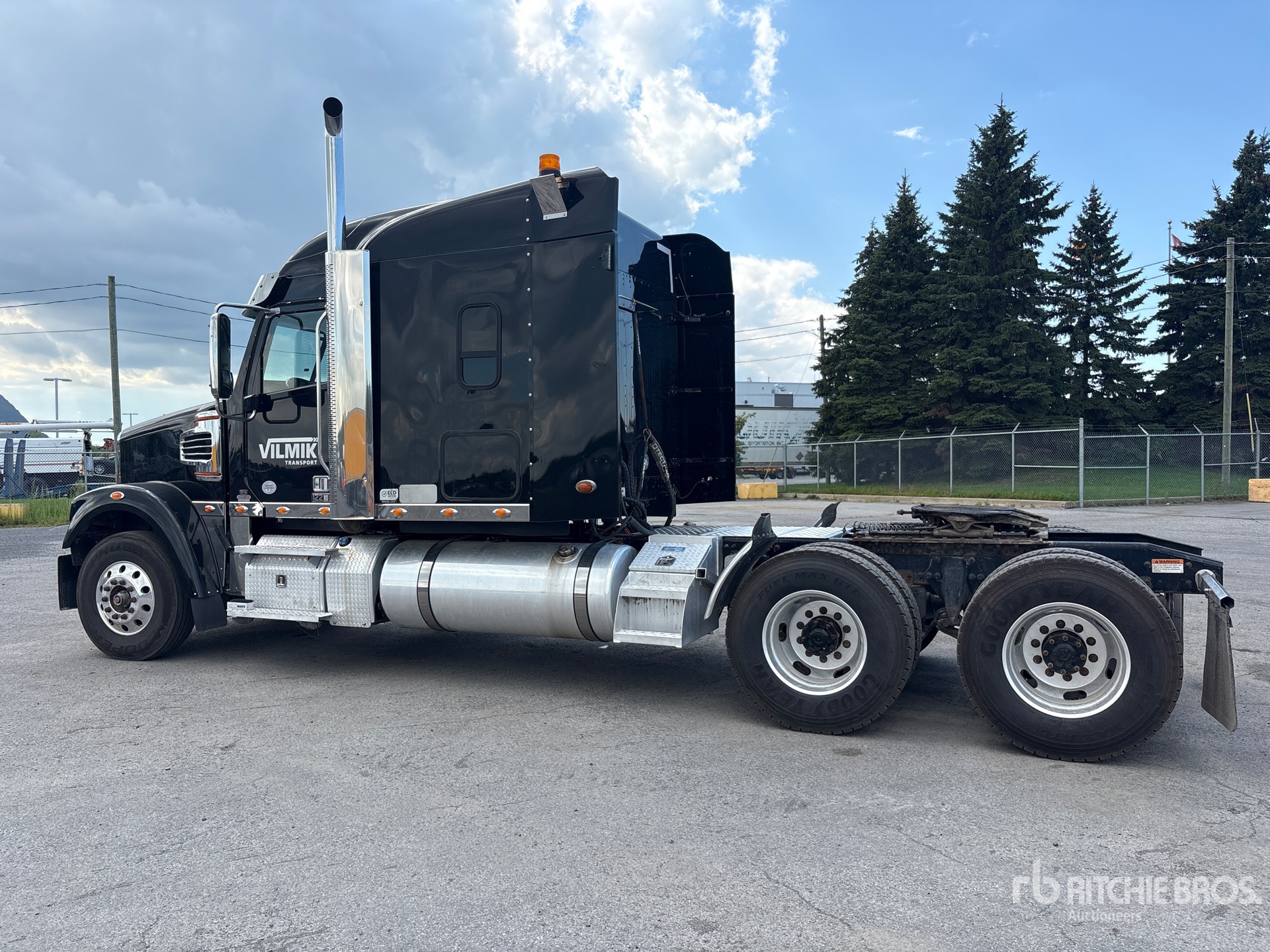 2022 Freightliner CORONADO 122SD