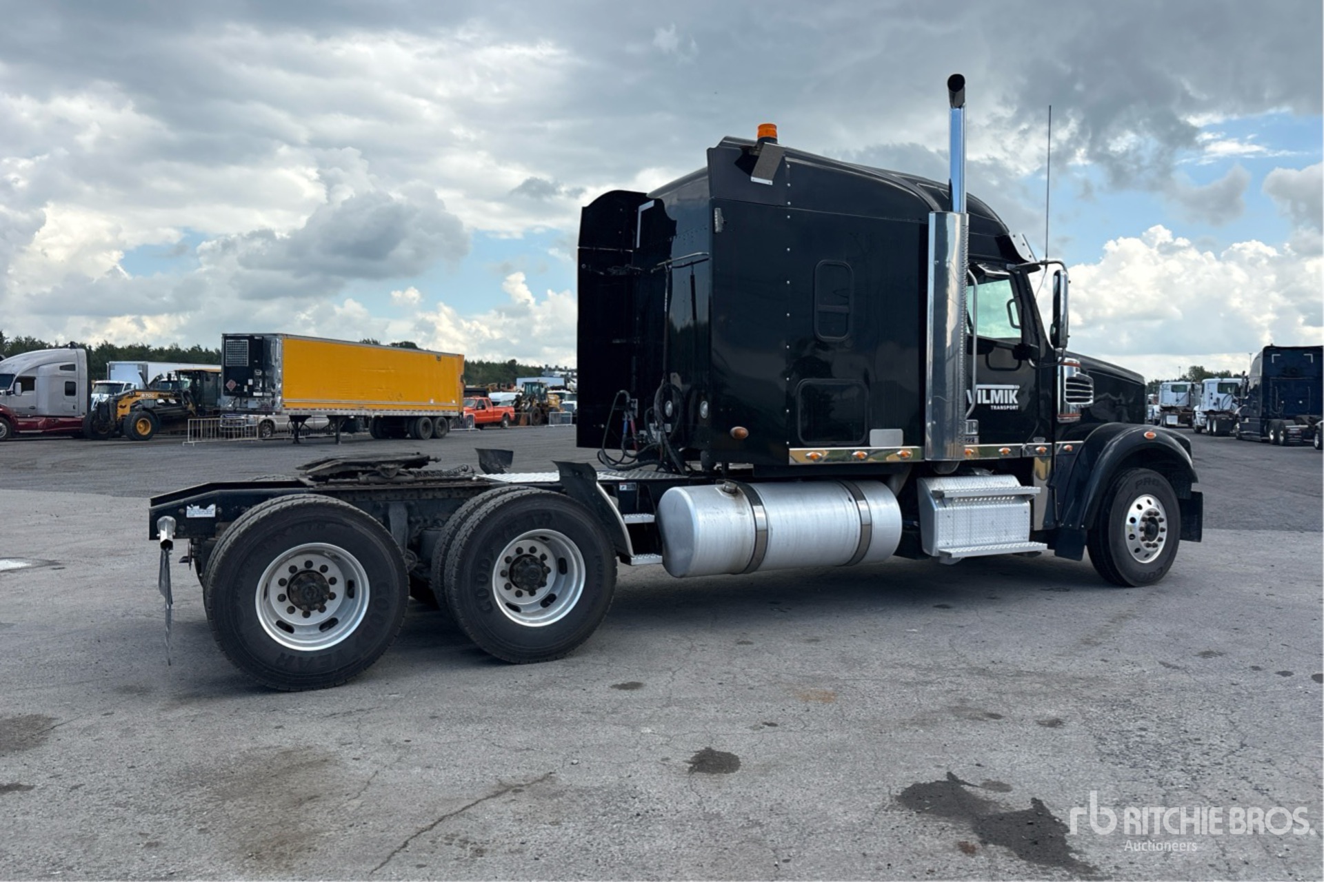 2022 Freightliner Coronado 122SD