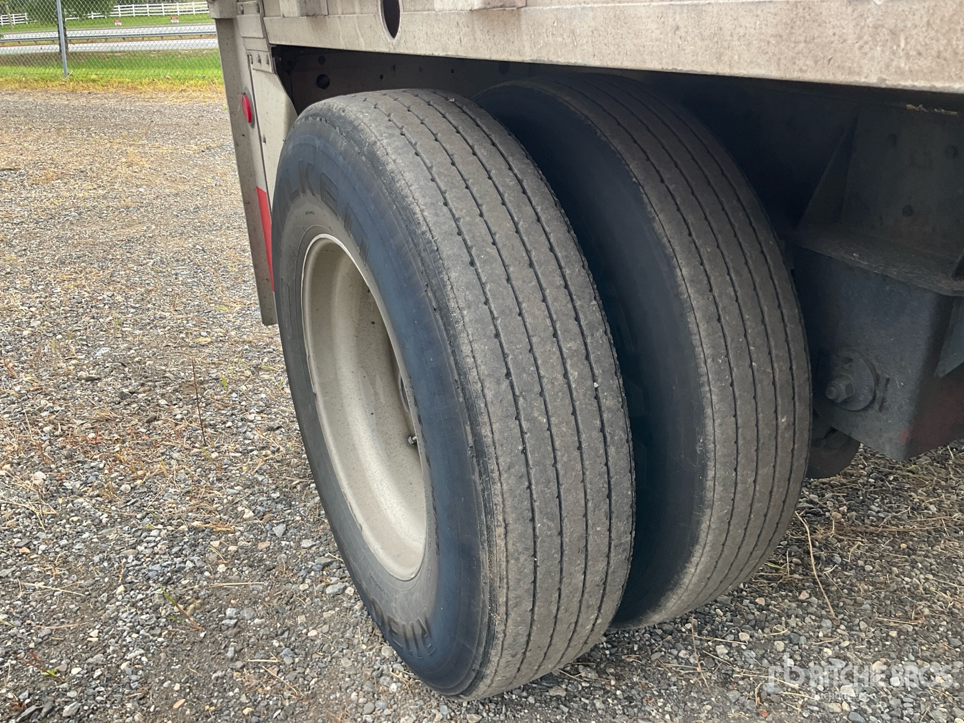 2007 Reitnouer 48 ft T/A Spread Axle