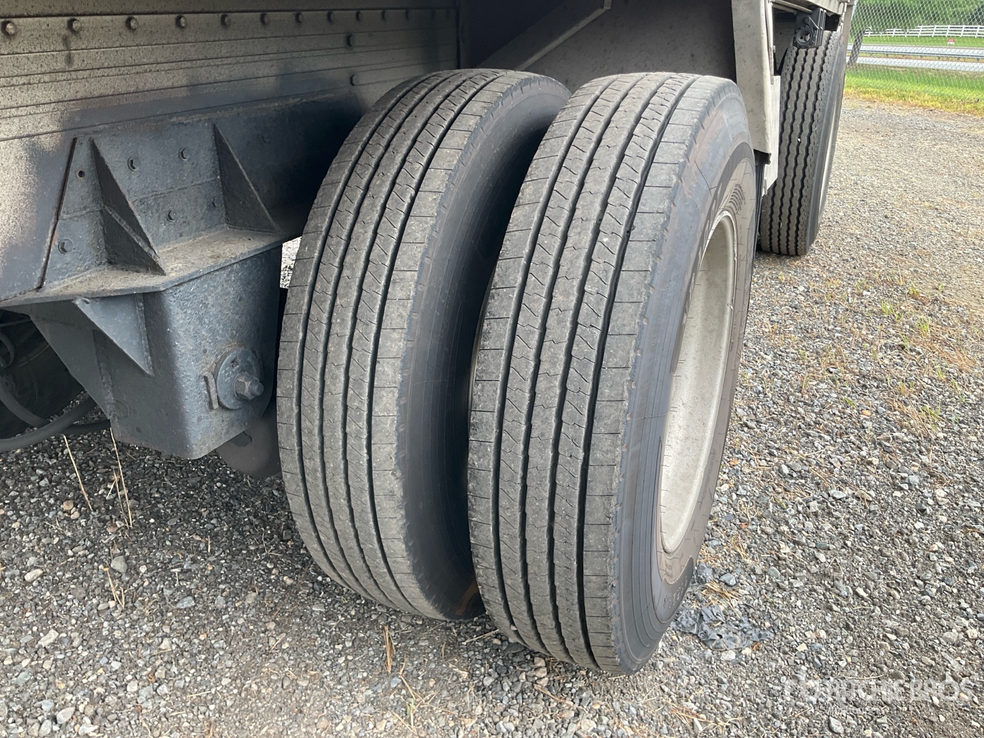 2007 Reitnouer 48 ft T/A Spread Axle