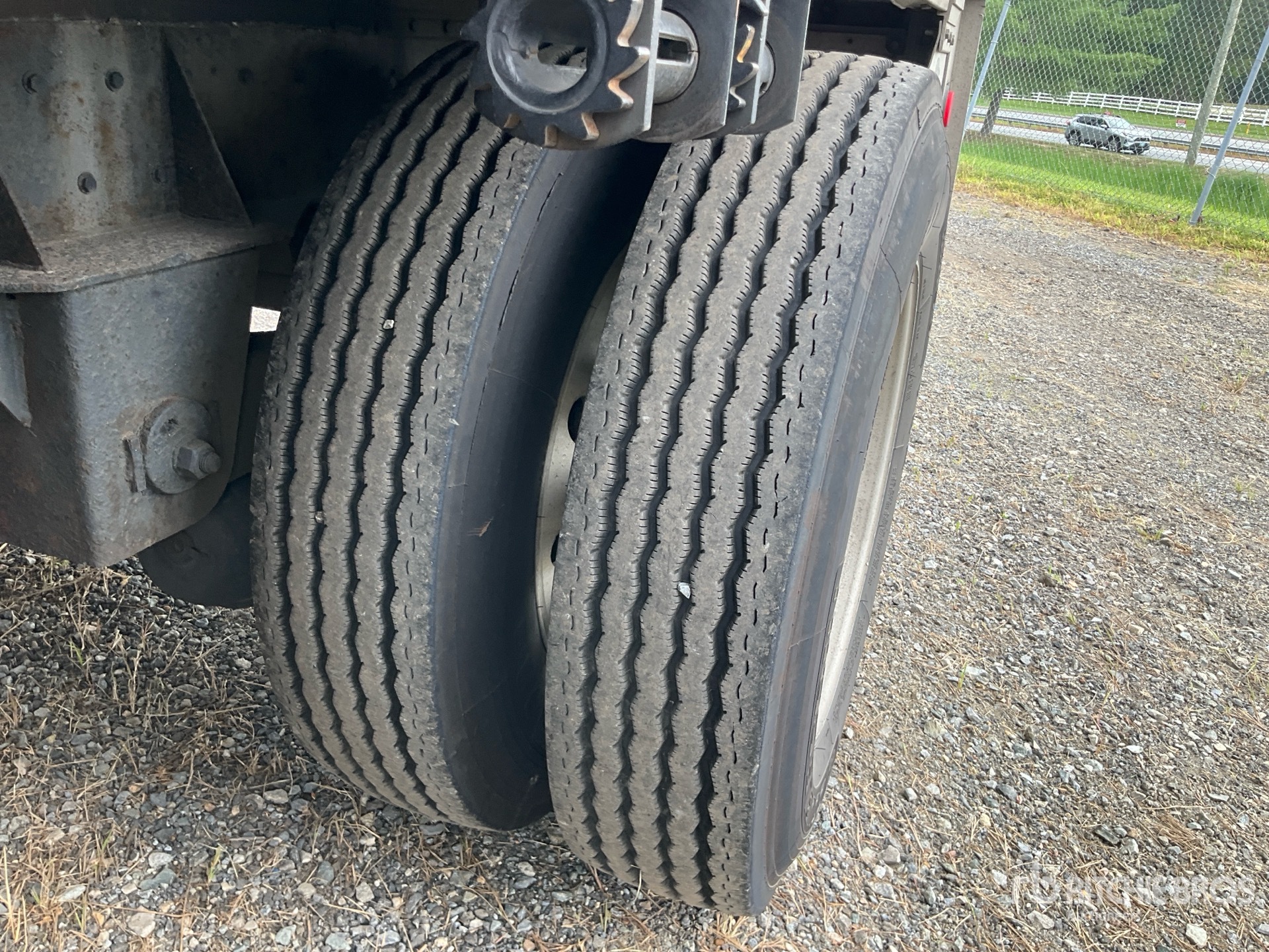 2007 Reitnouer 48 ft T/A Spread Axle