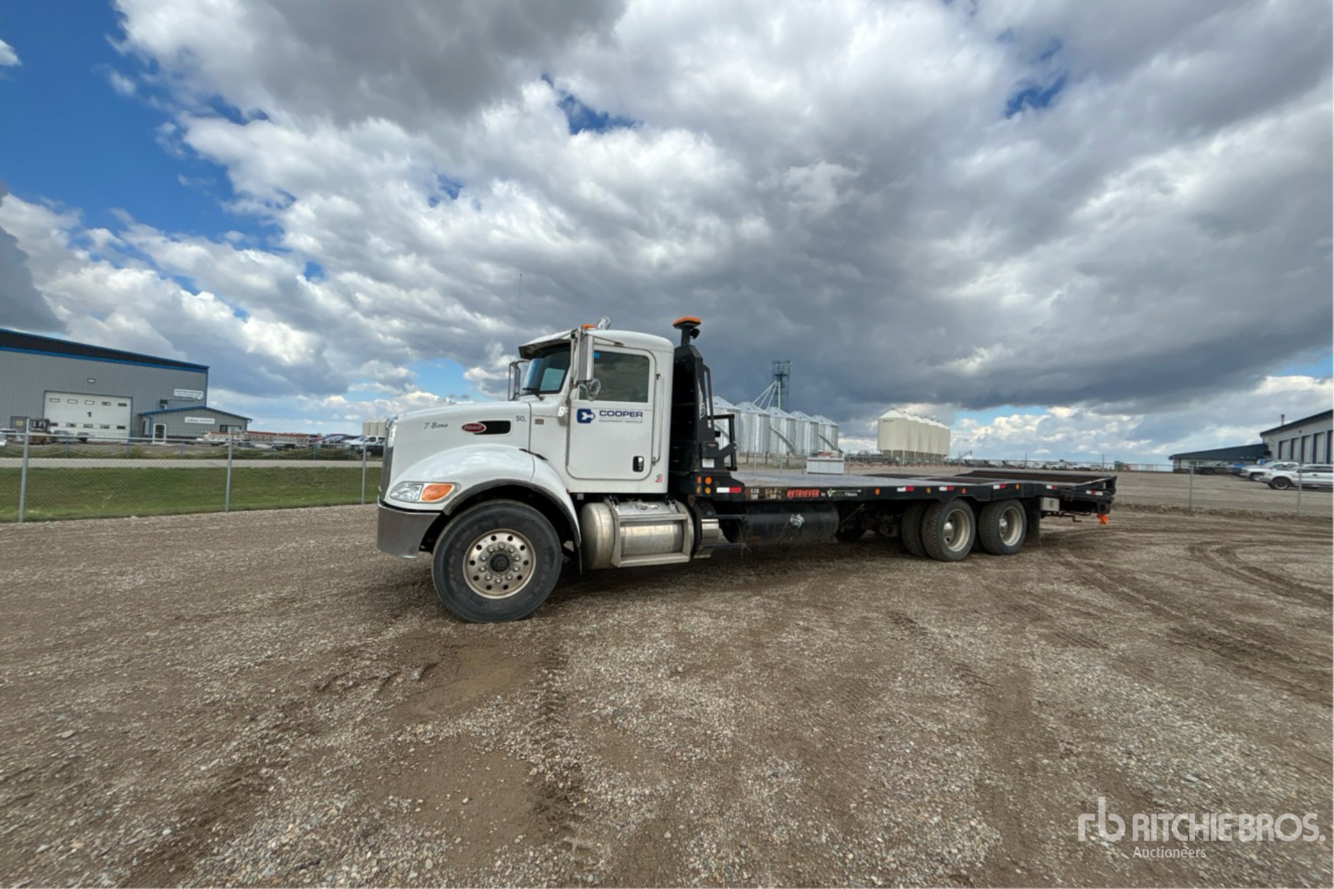 2021 Peterbilt 348