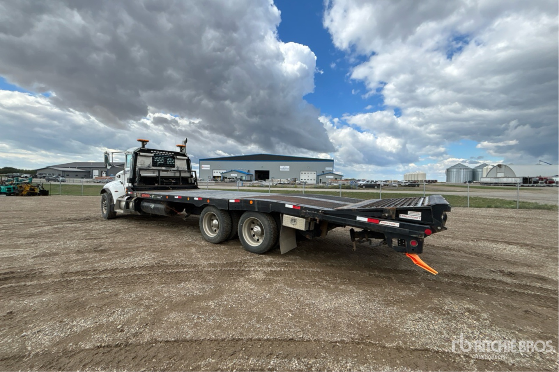 2021 Peterbilt 348