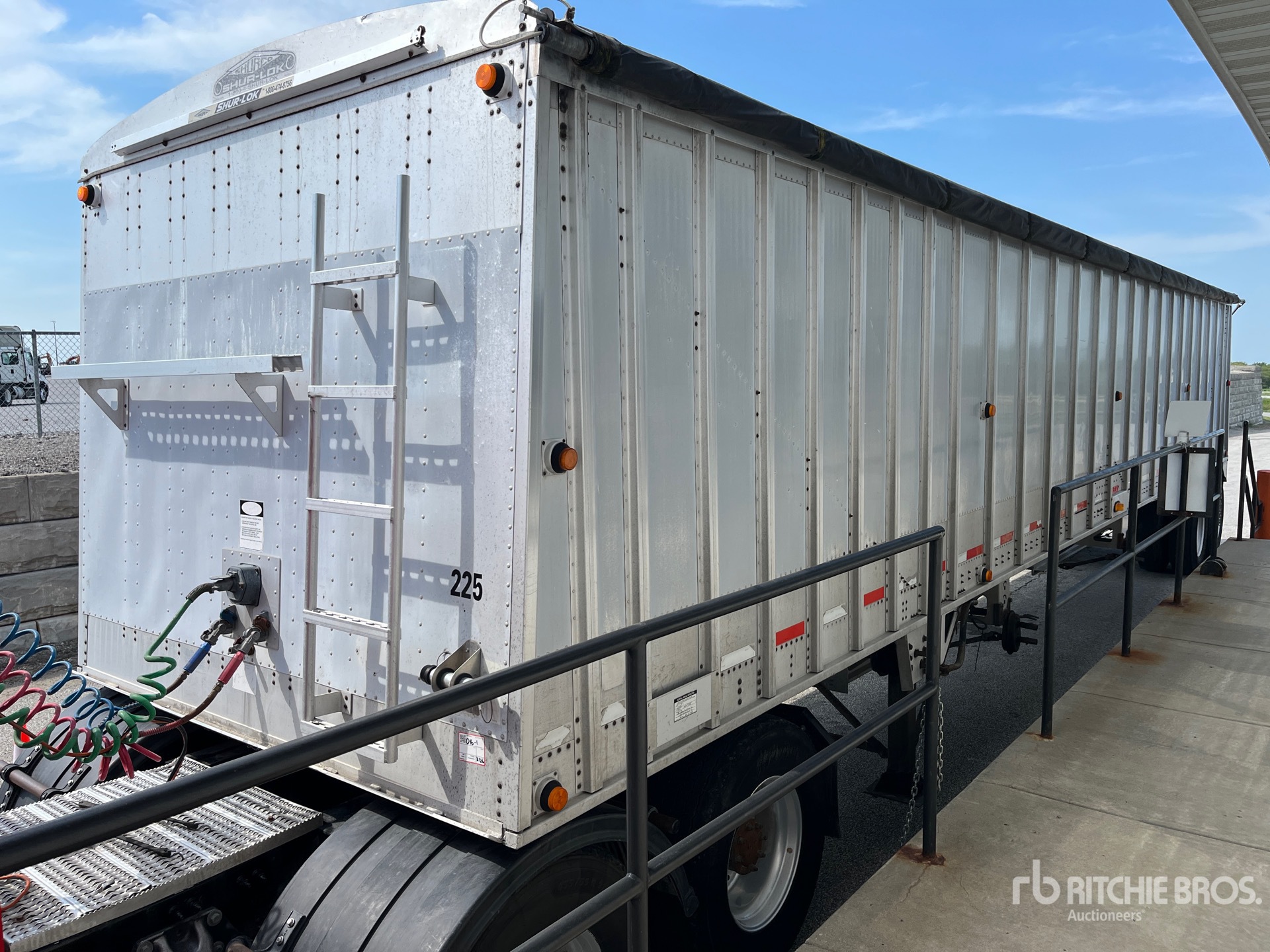 2005 Cornhusker 43 ft T/A Bottom