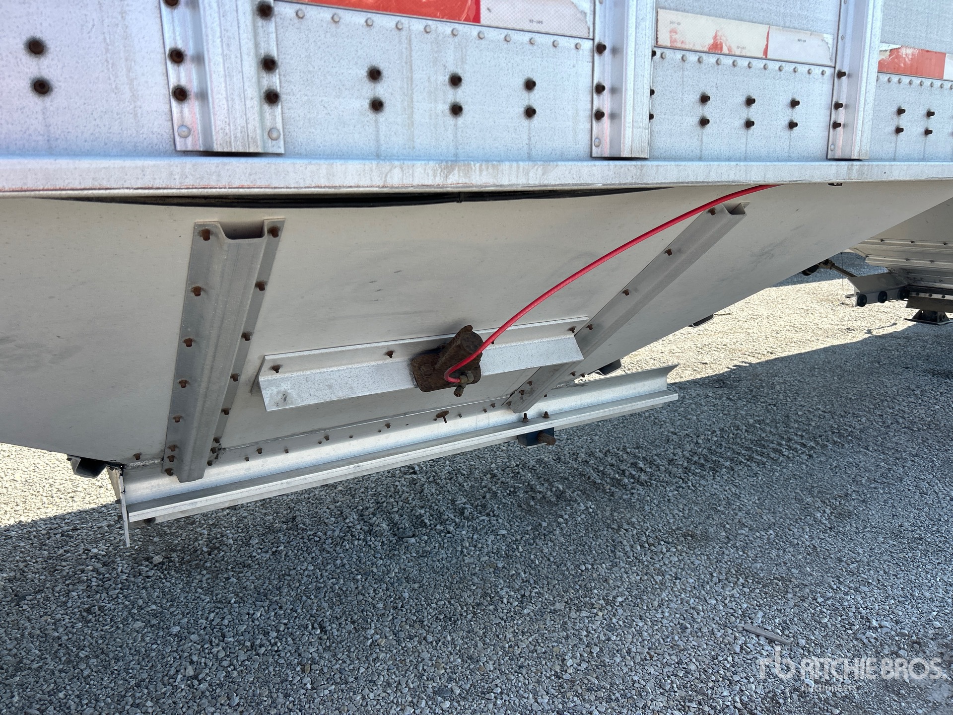 2005 Cornhusker 43 ft T/A Bottom