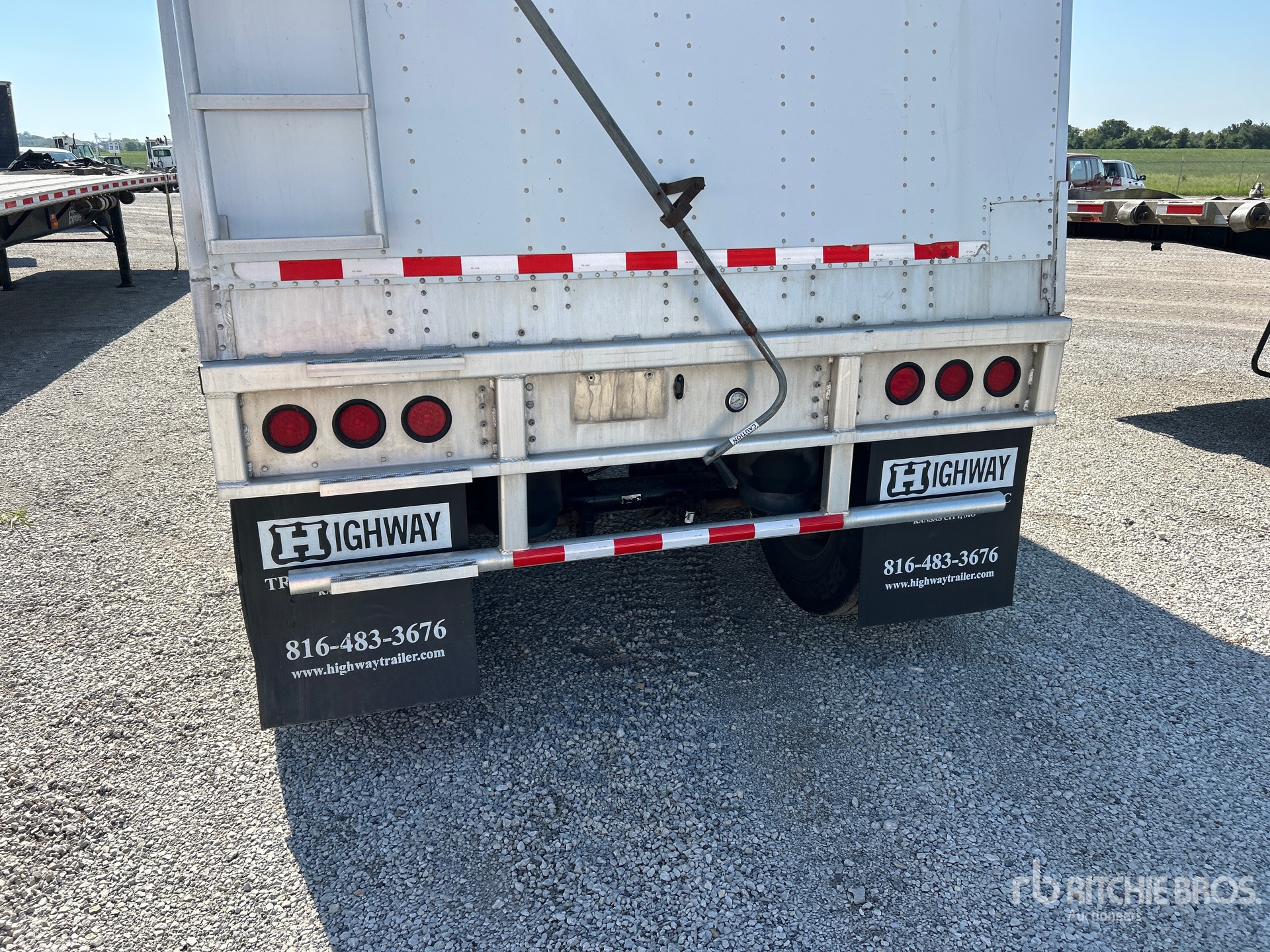 2005 Cornhusker 43 ft T/A Bottom