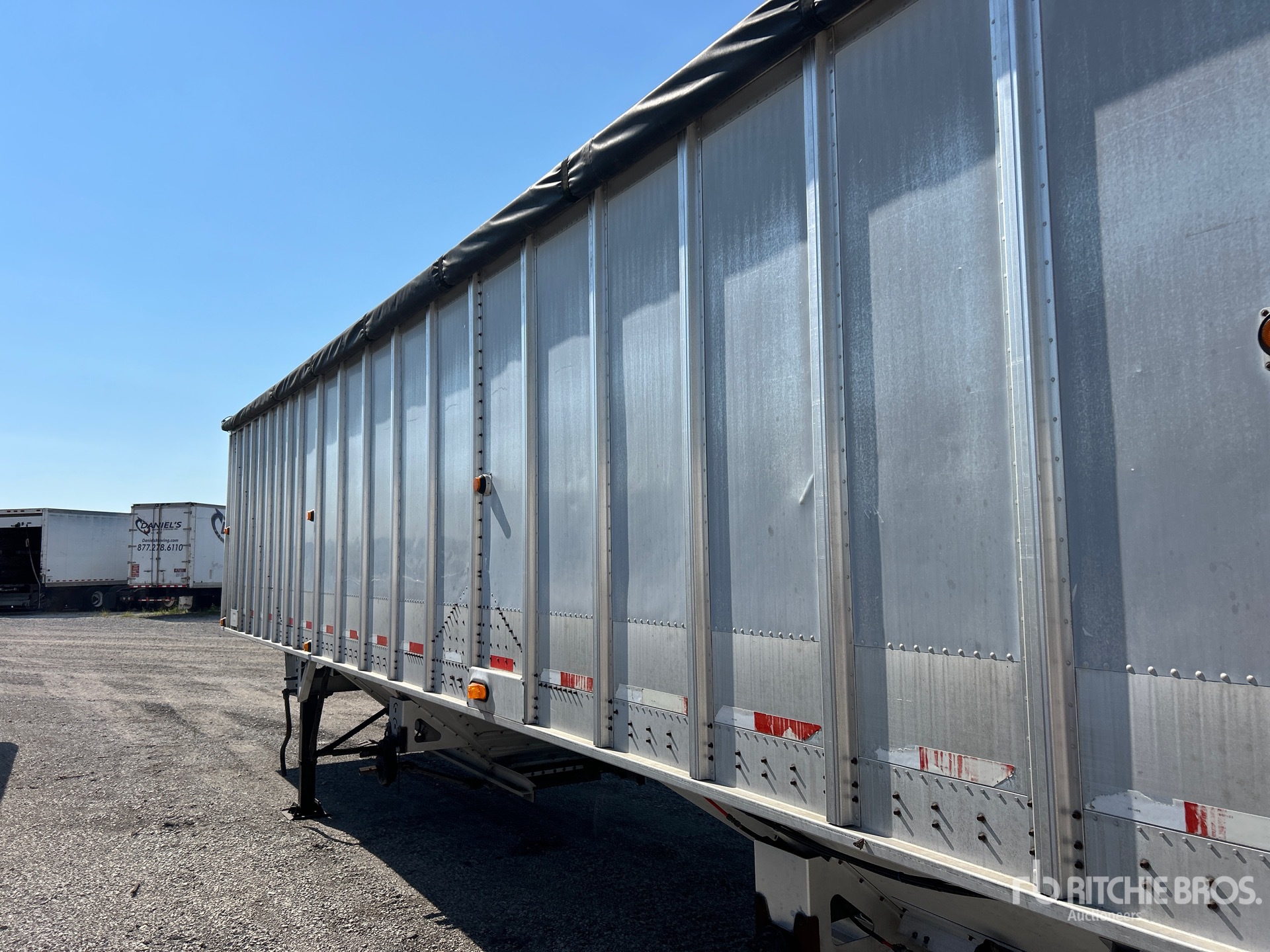 2005 Cornhusker 43 ft T/A Bottom