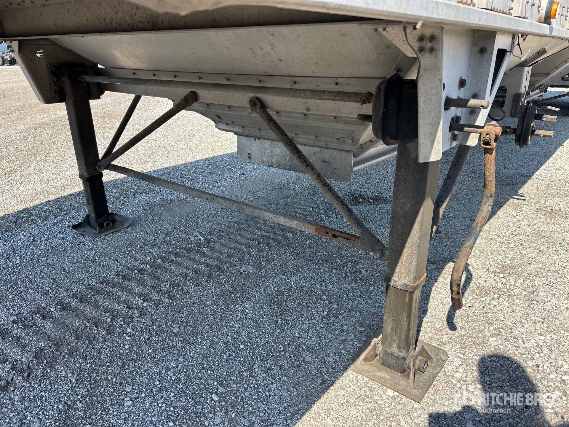 2005 Cornhusker 43 ft T/A Bottom
