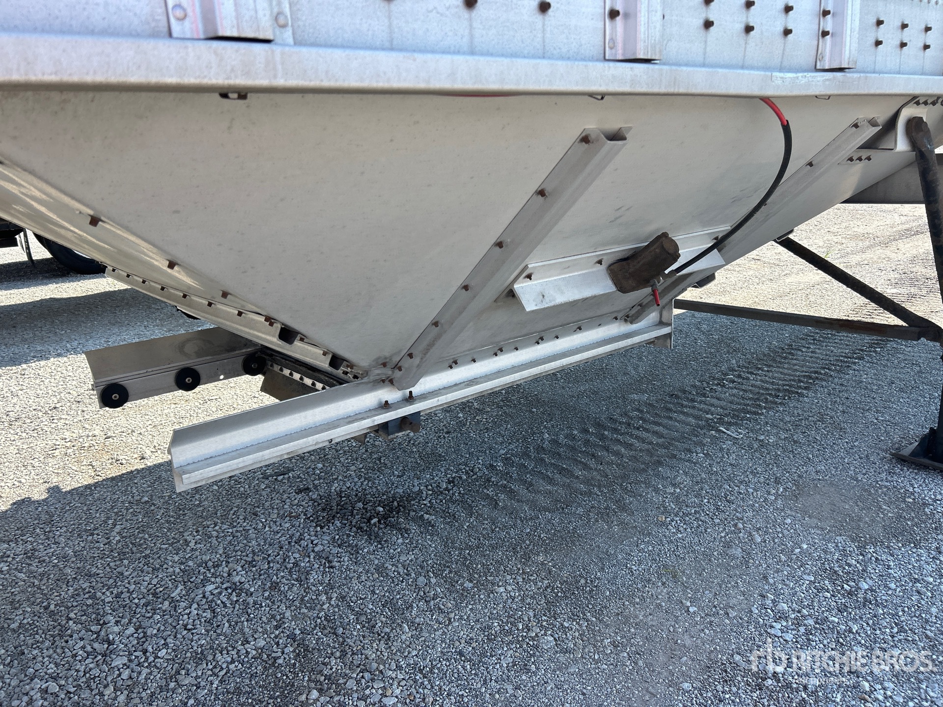 2005 Cornhusker 43 ft T/A Bottom