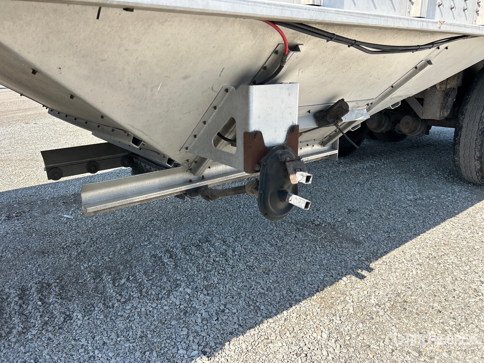 2005 Cornhusker 43 ft T/A Bottom