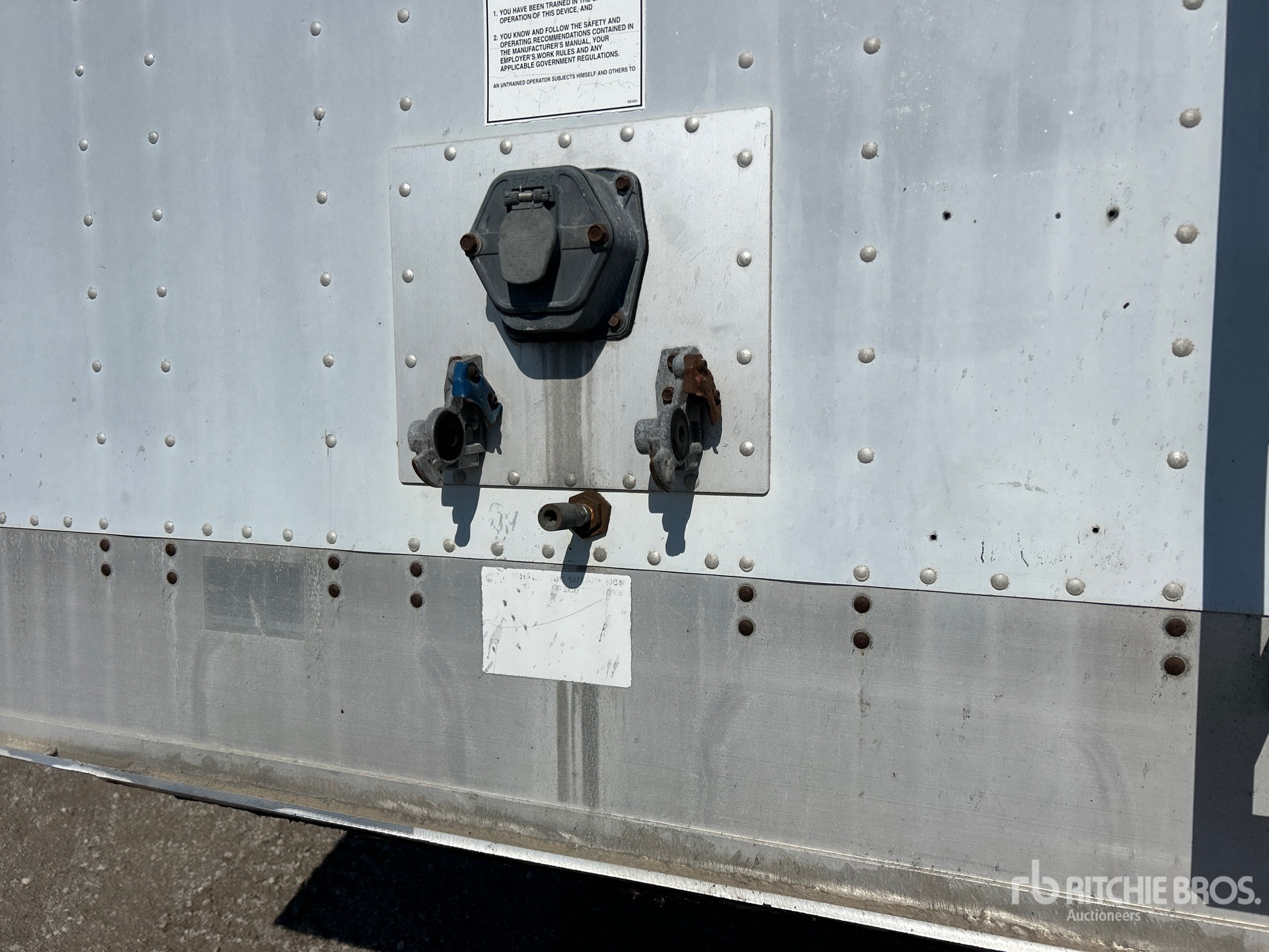 2005 Cornhusker 43 ft T/A Bottom