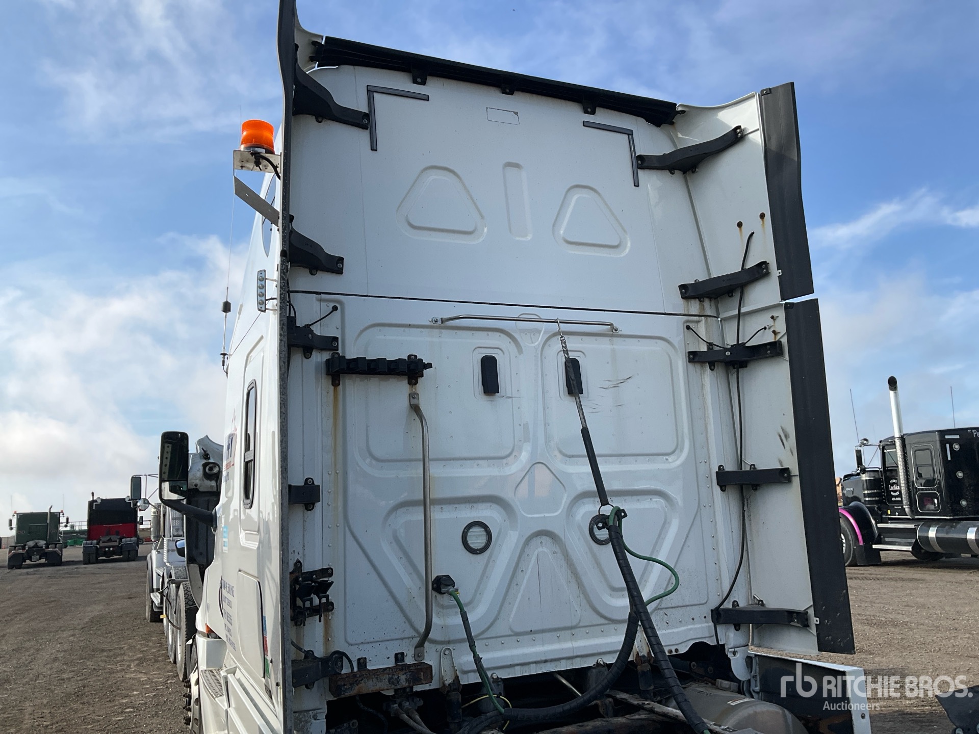 2020 Freightliner CASCADIA 126