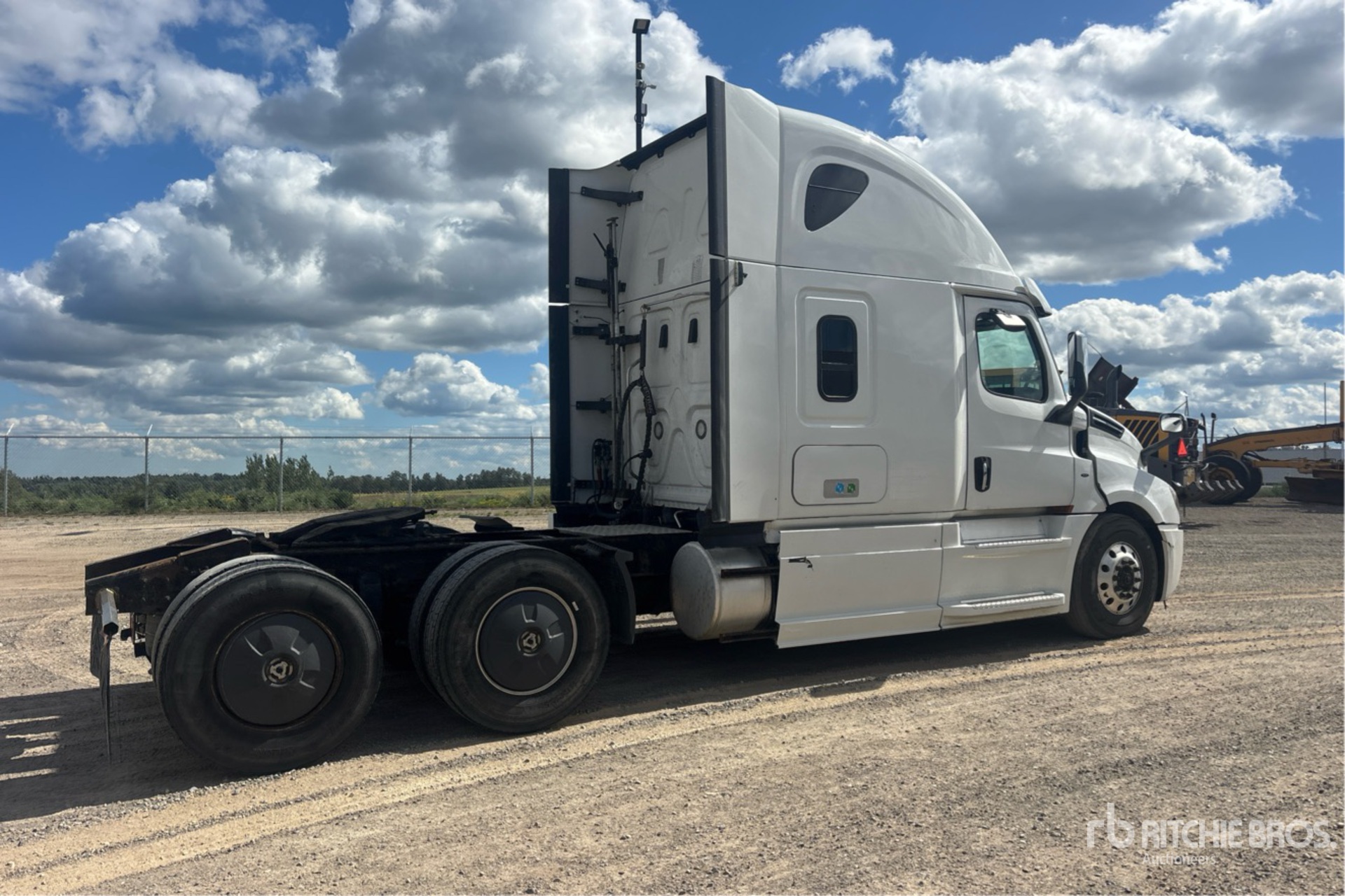 2020 Freightliner CASCADIA 126