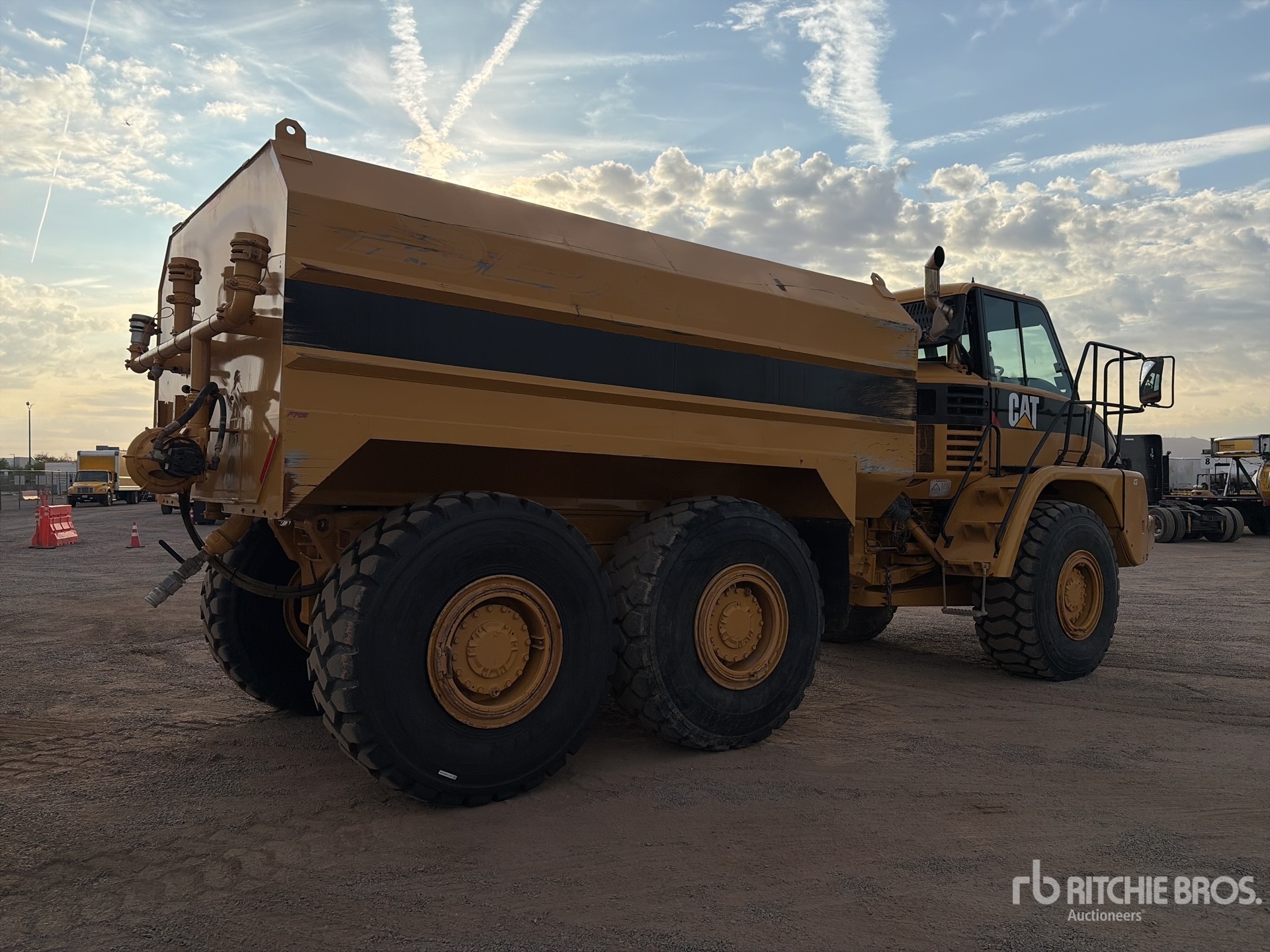2001 Caterpillar 725