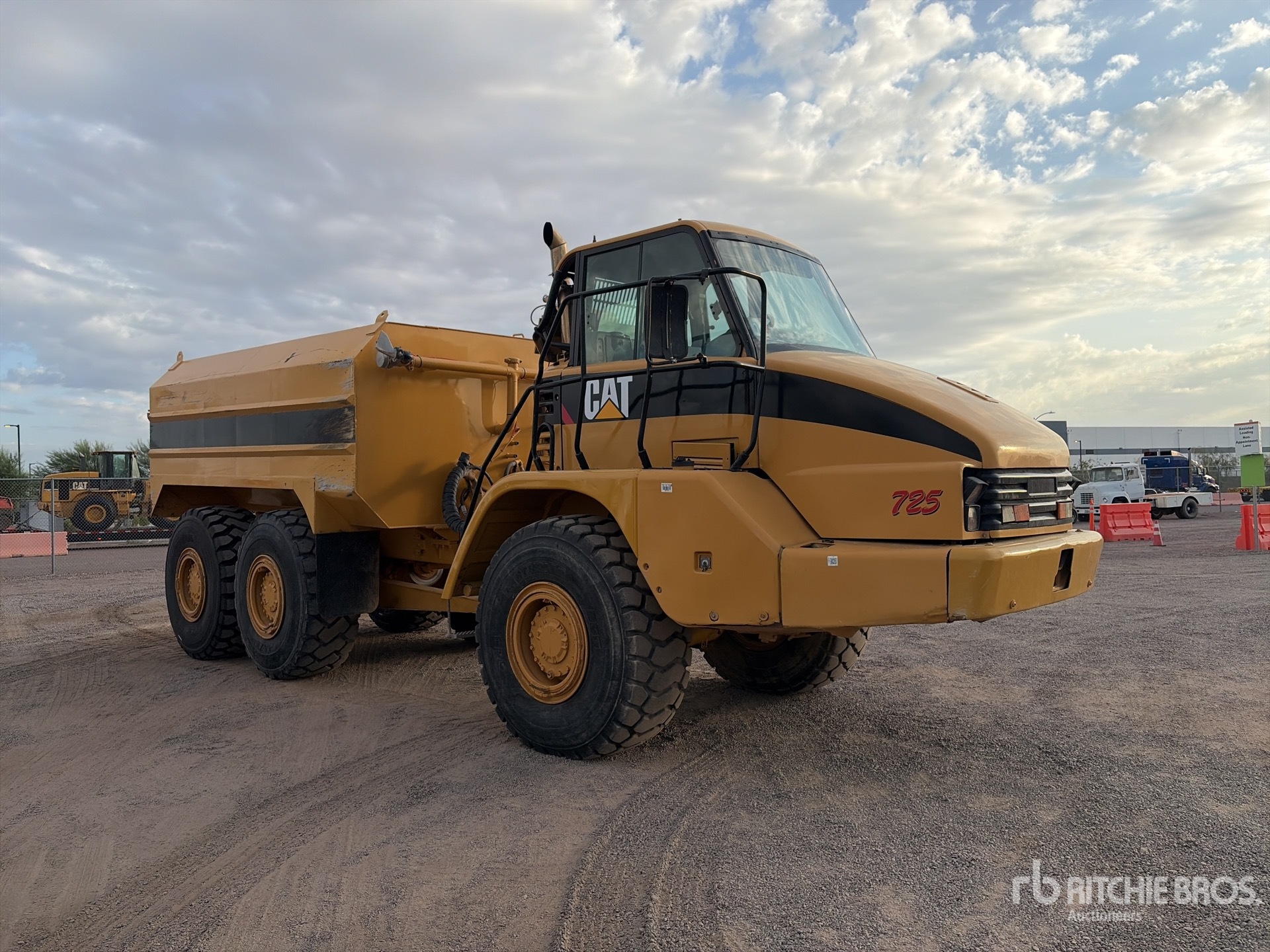 2001 Caterpillar 725