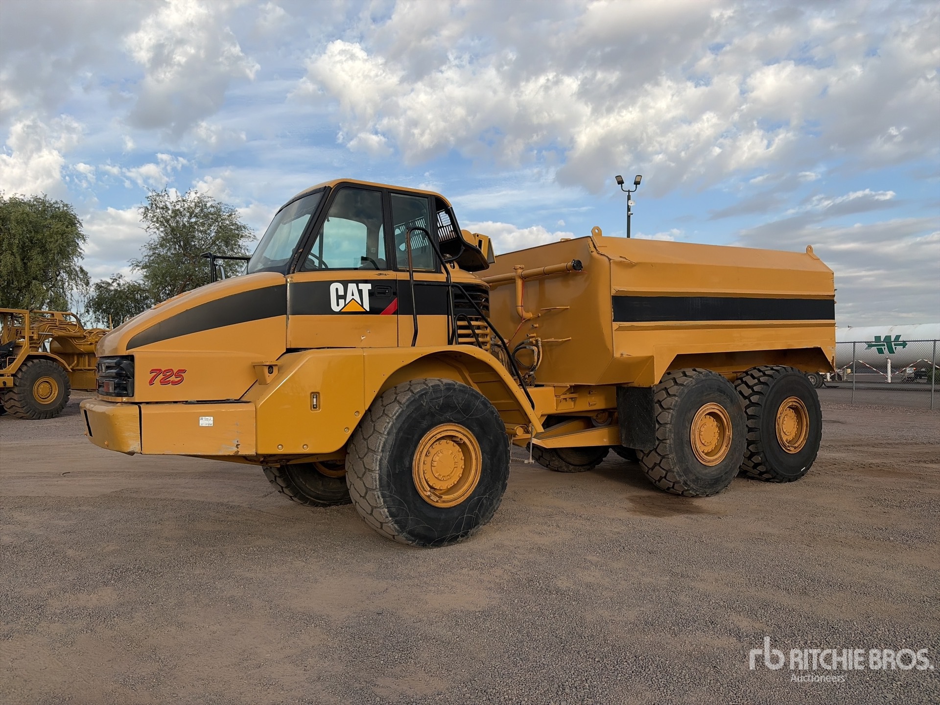 Photo of 2001 Caterpillar 725