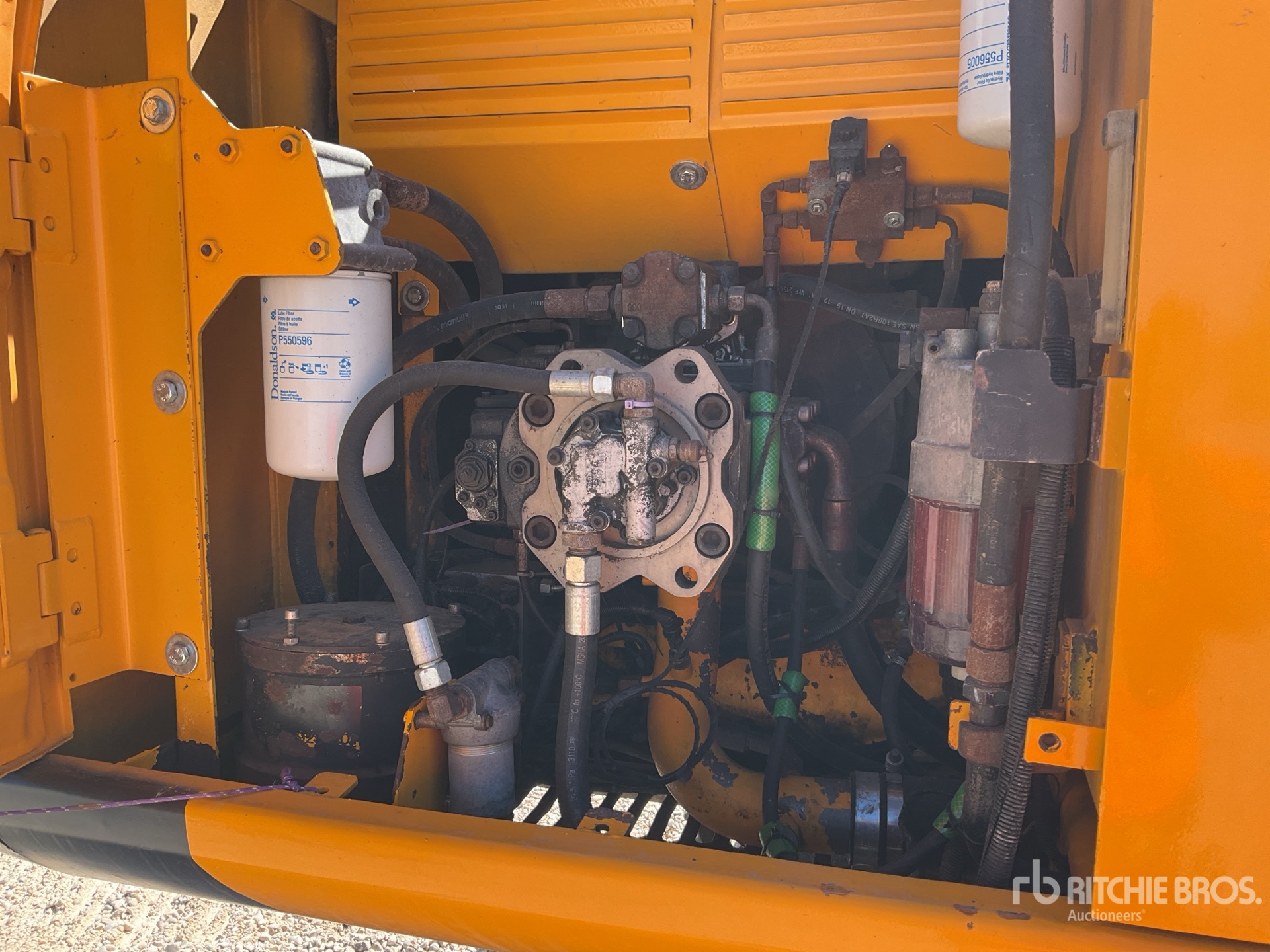2011 JCB JS210LC