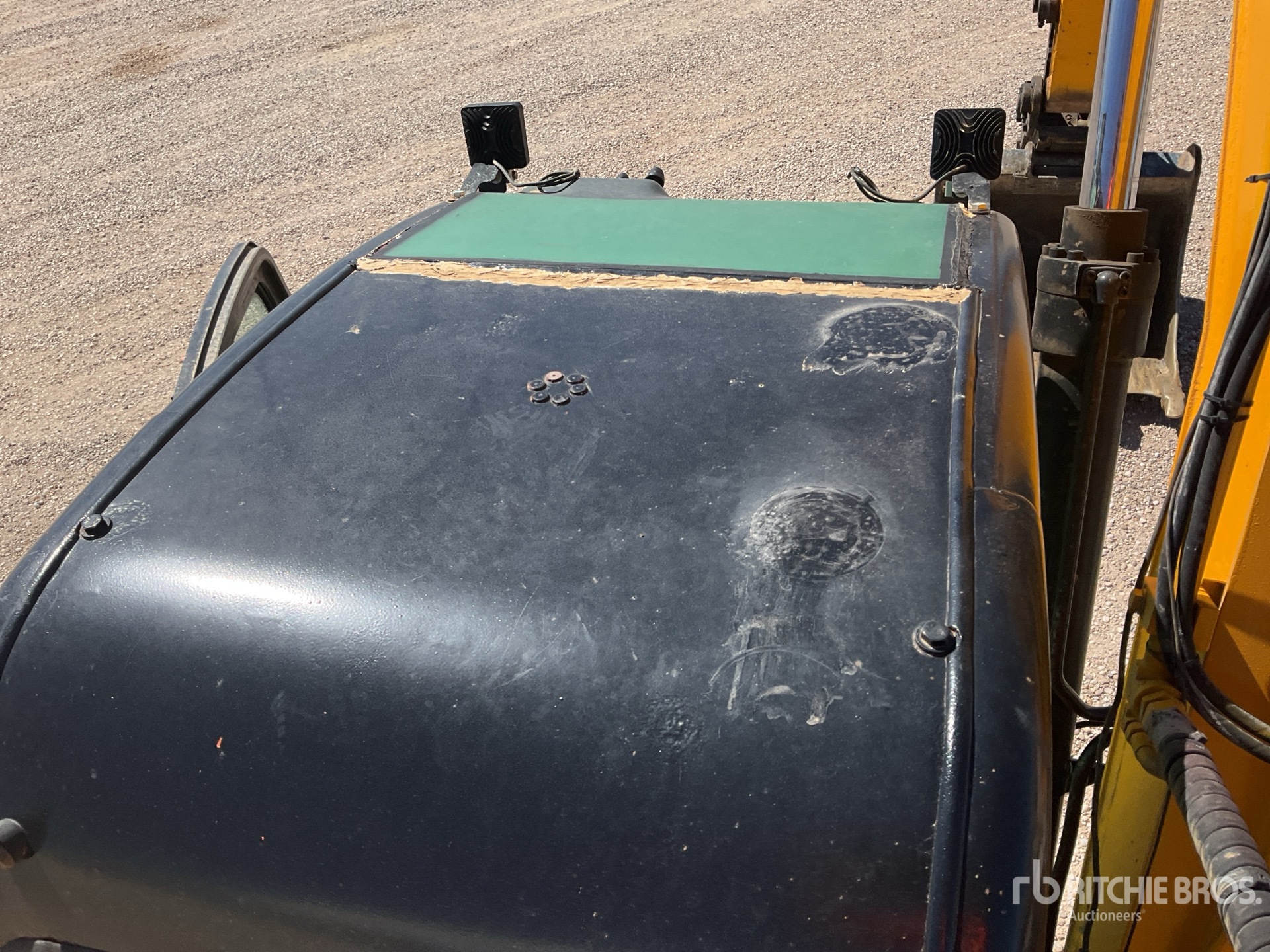 2011 JCB JS210LC