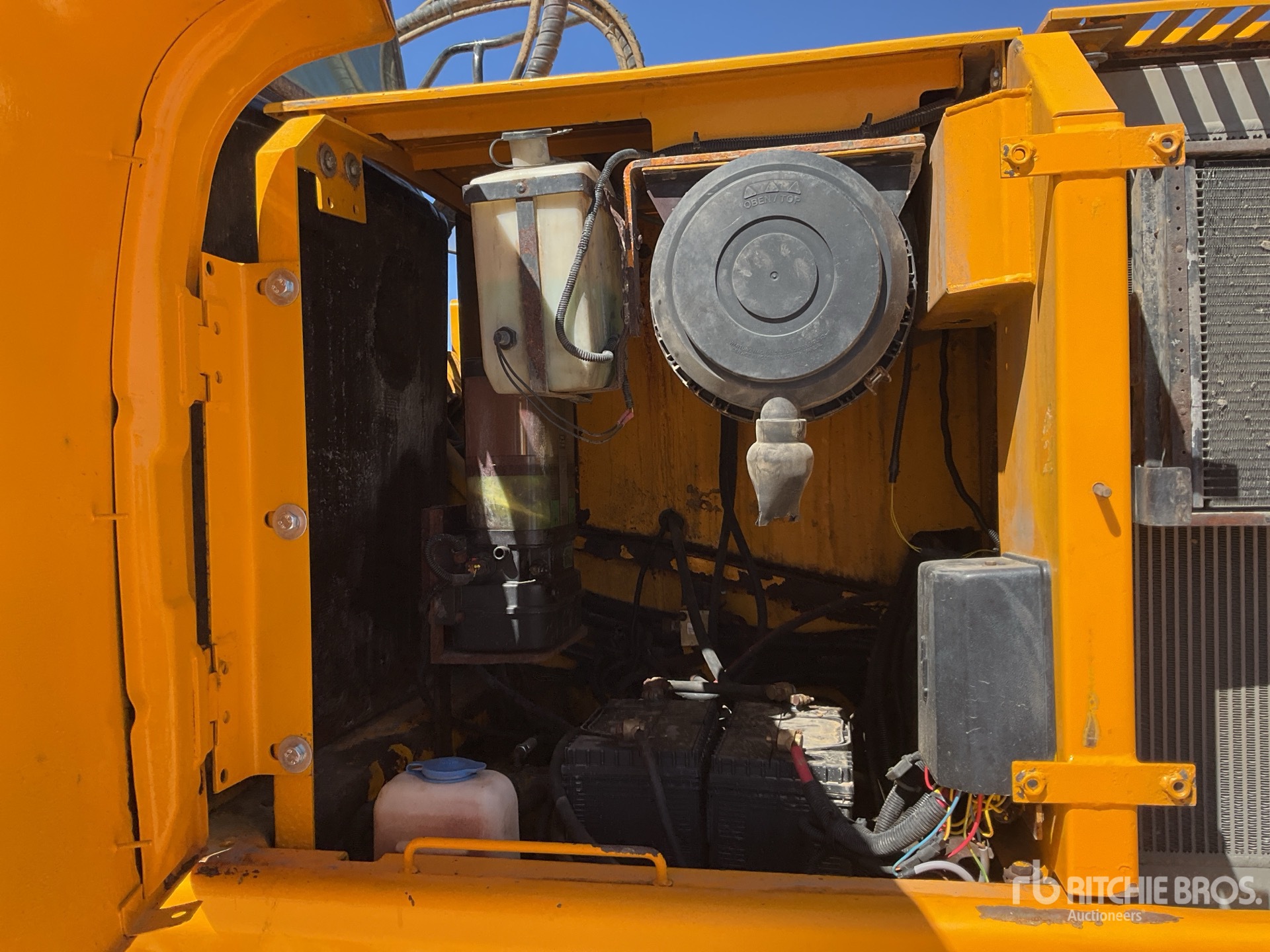 2011 JCB JS210LC
