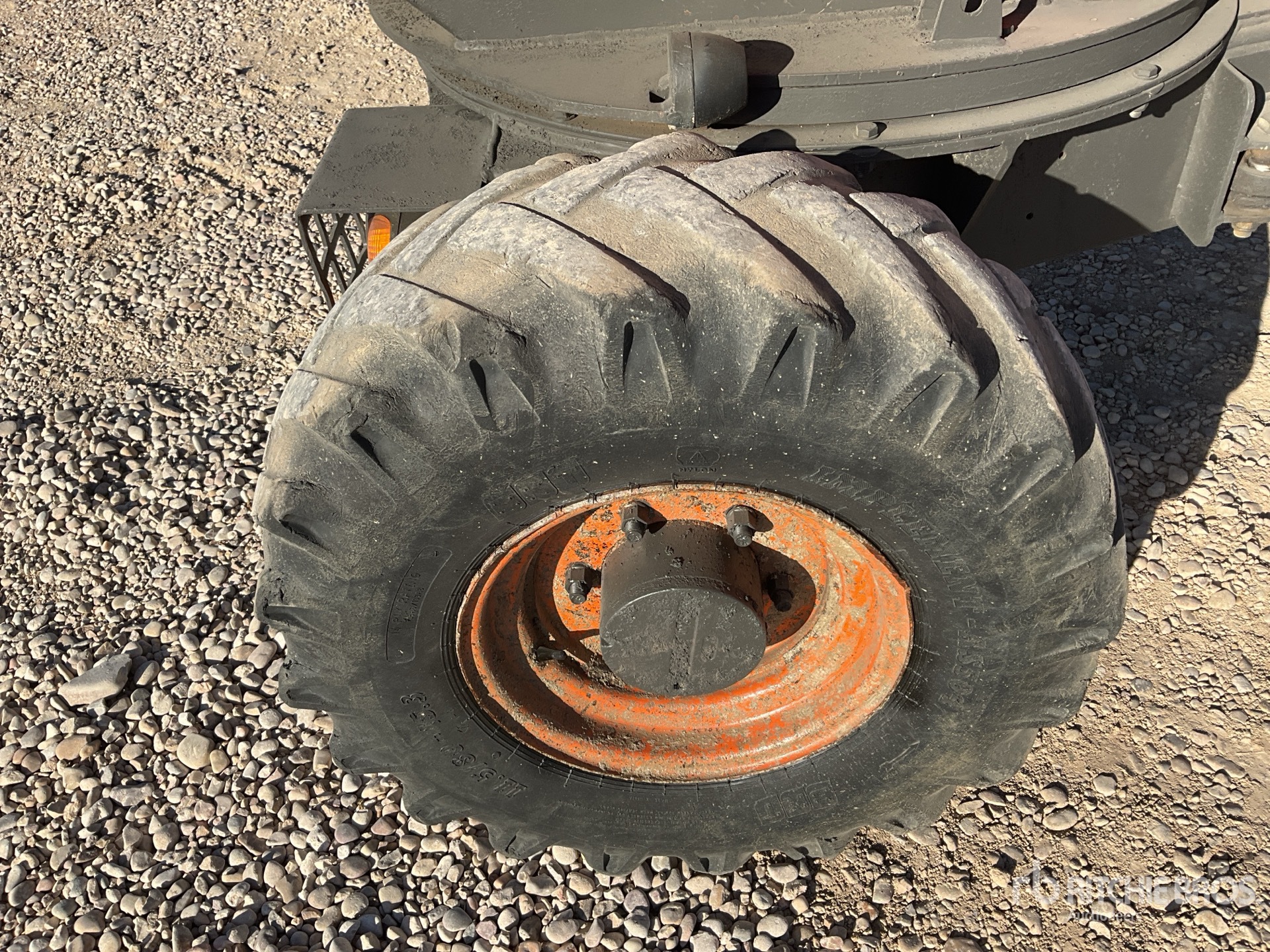2015 Ausa 350 AHG