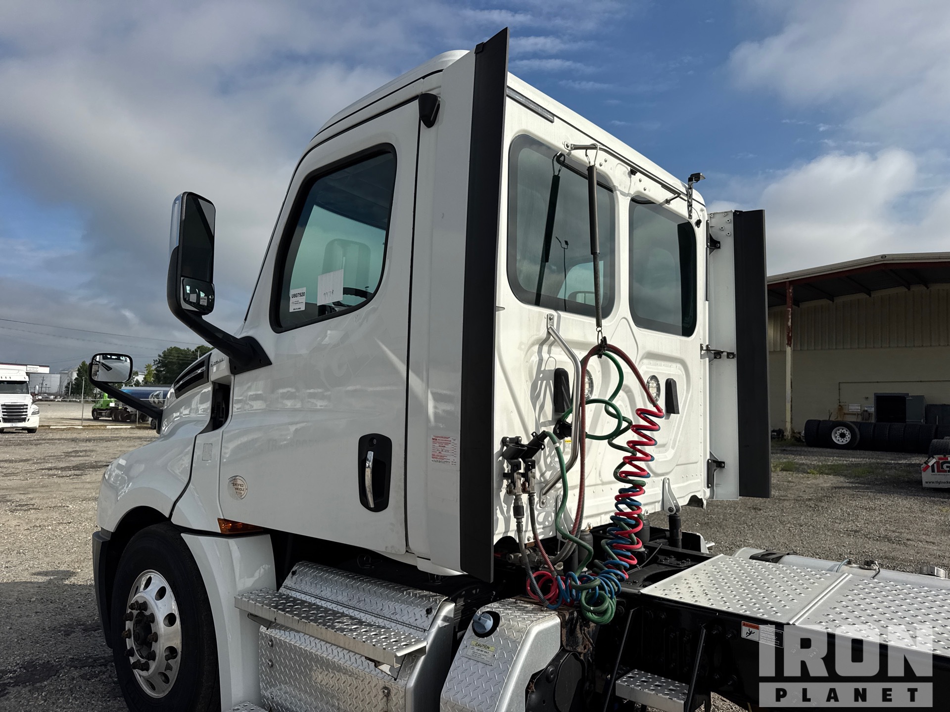 2020 Freightliner CASCADIA 126